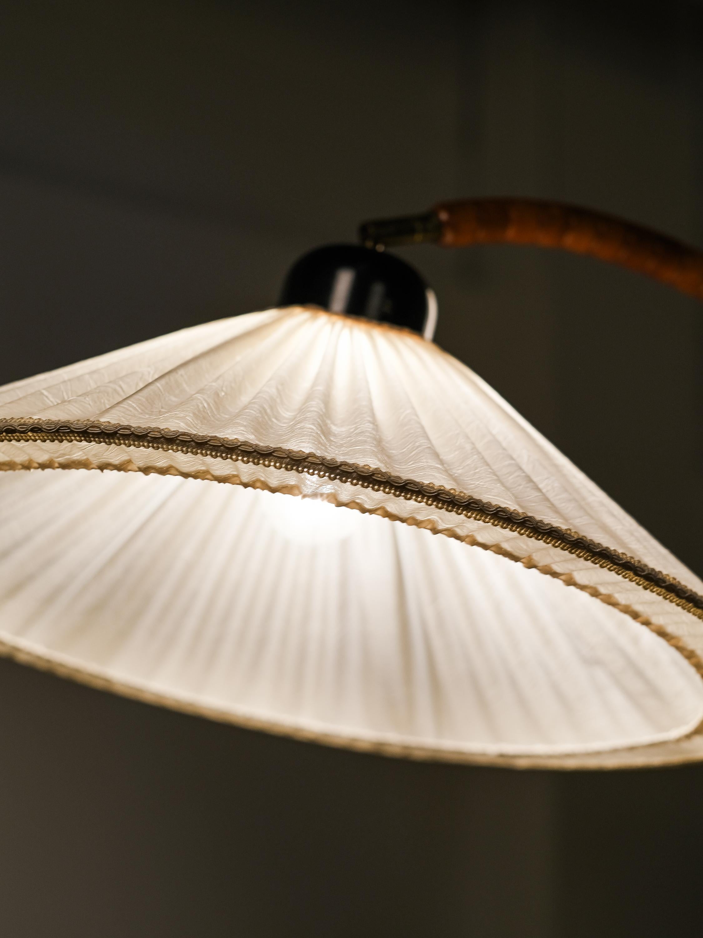 Lámpara de pie escultural en madera de haya y latón by Markslöjd, Suecia, 1970s en venta 9