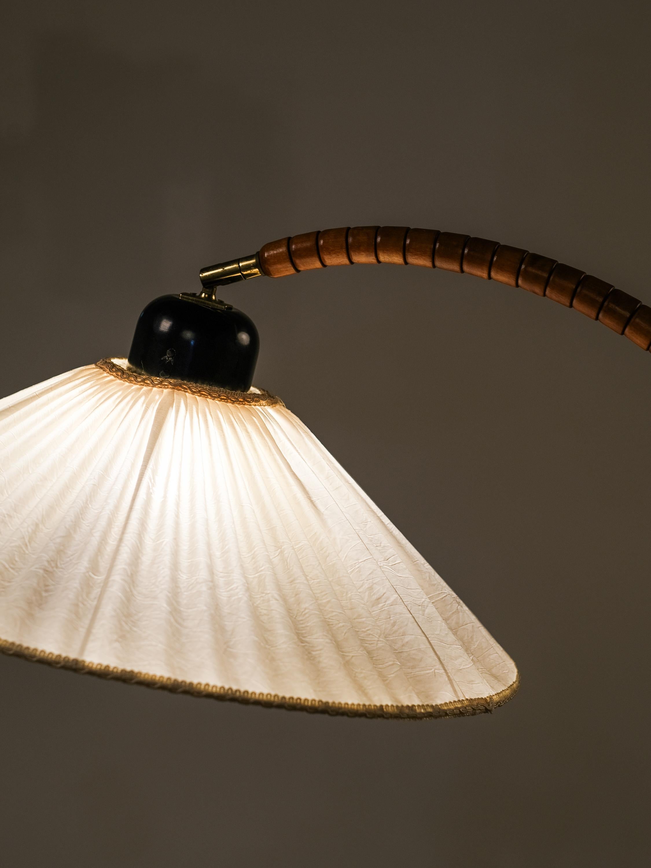Lámpara de pie escultural en madera de haya y latón by Markslöjd, Suecia, 1970s en venta 10