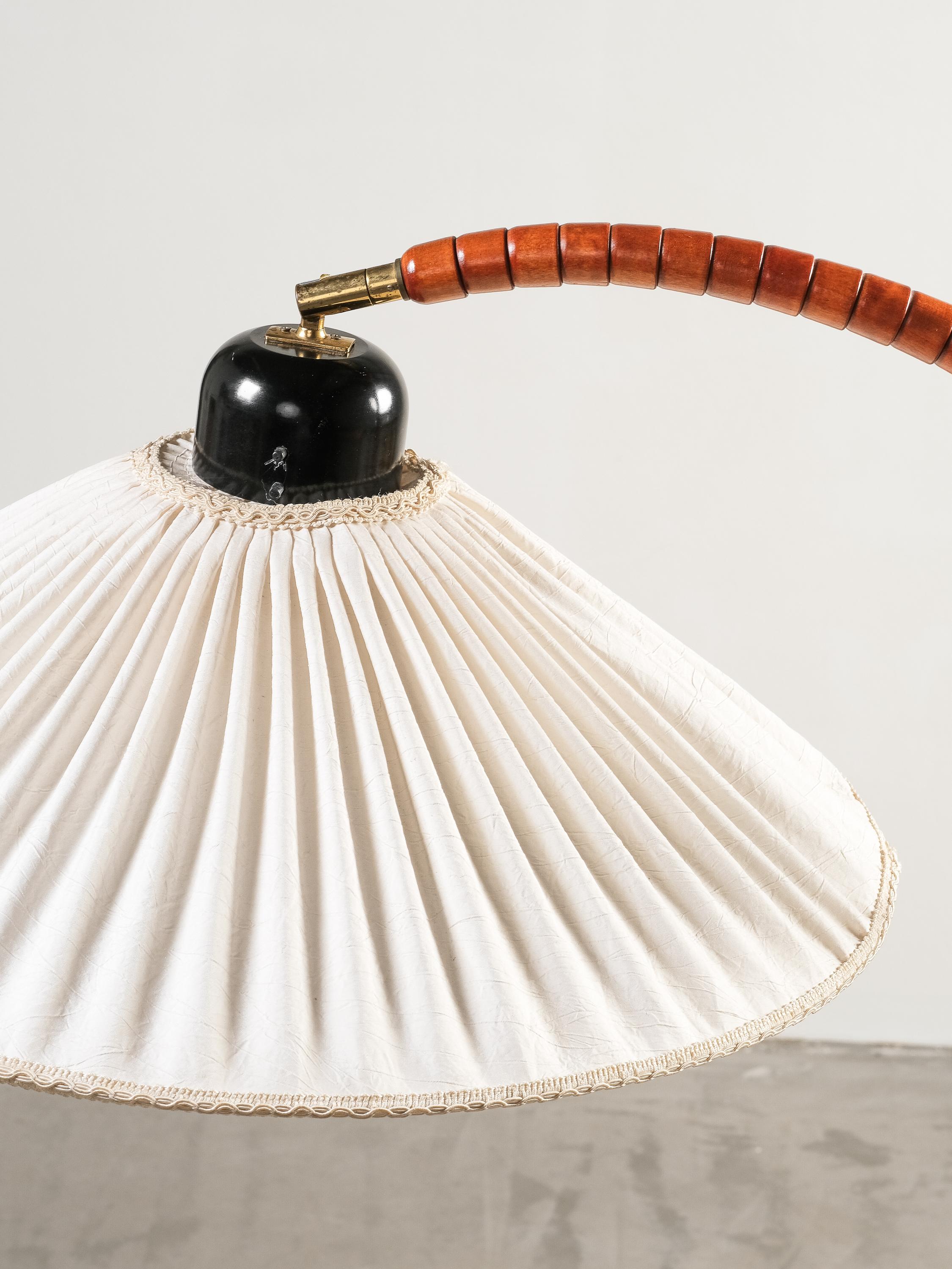 Lámpara de pie escultural en madera de haya y latón by Markslöjd, Suecia, 1970s Escandinavo moderno en venta