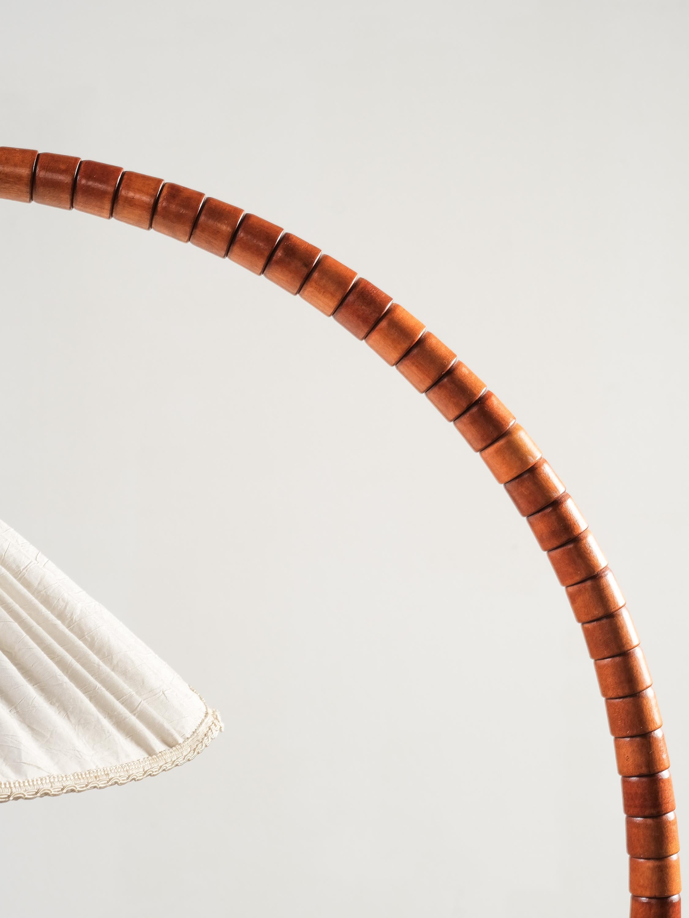 Lámpara de pie escultural en madera de haya y latón by Markslöjd, Suecia, 1970s Sueco en venta