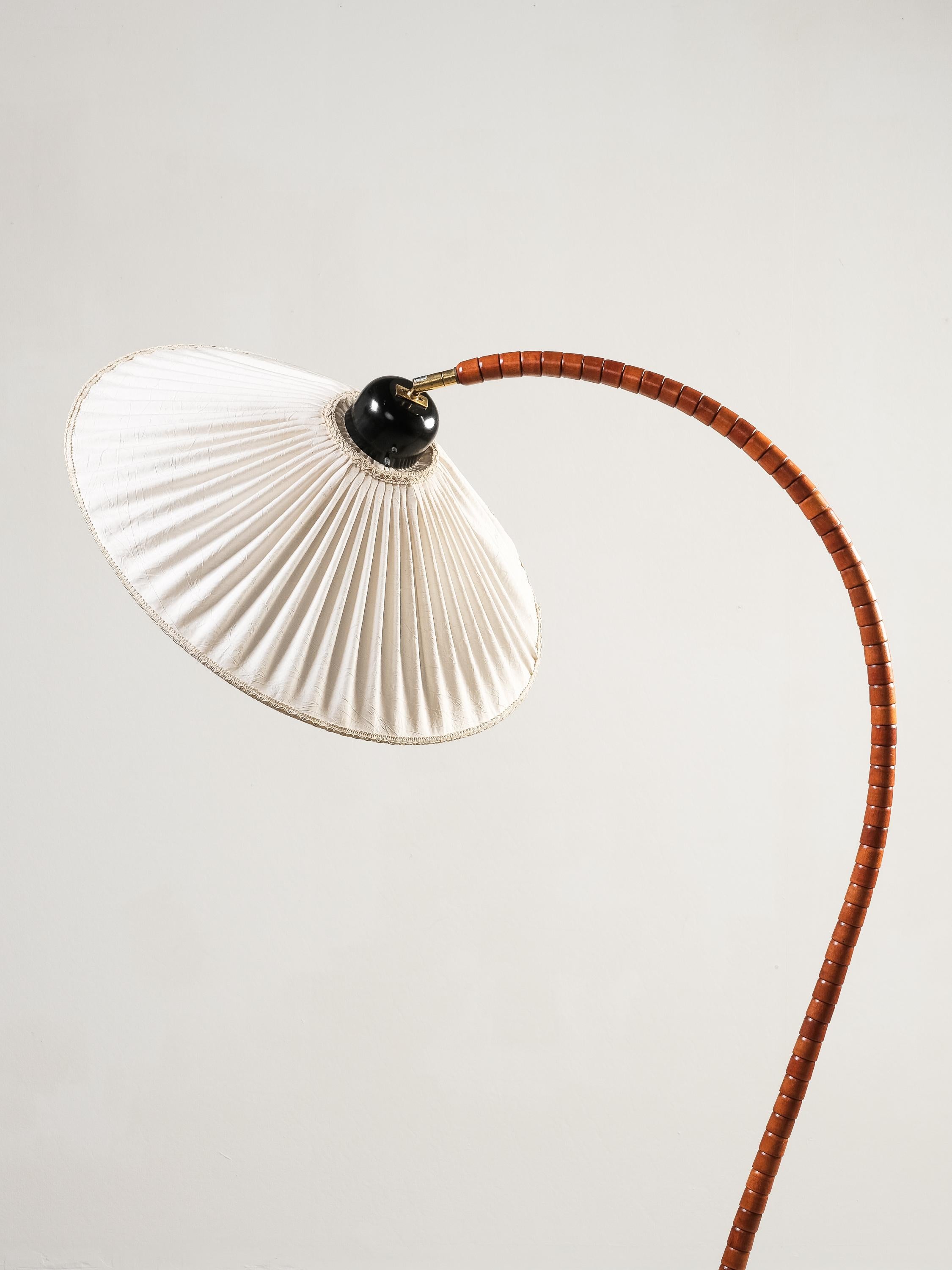 Lámpara de pie escultural en madera de haya y latón by Markslöjd, Suecia, 1970s en Bueno estado para la venta en Karis, Nyland