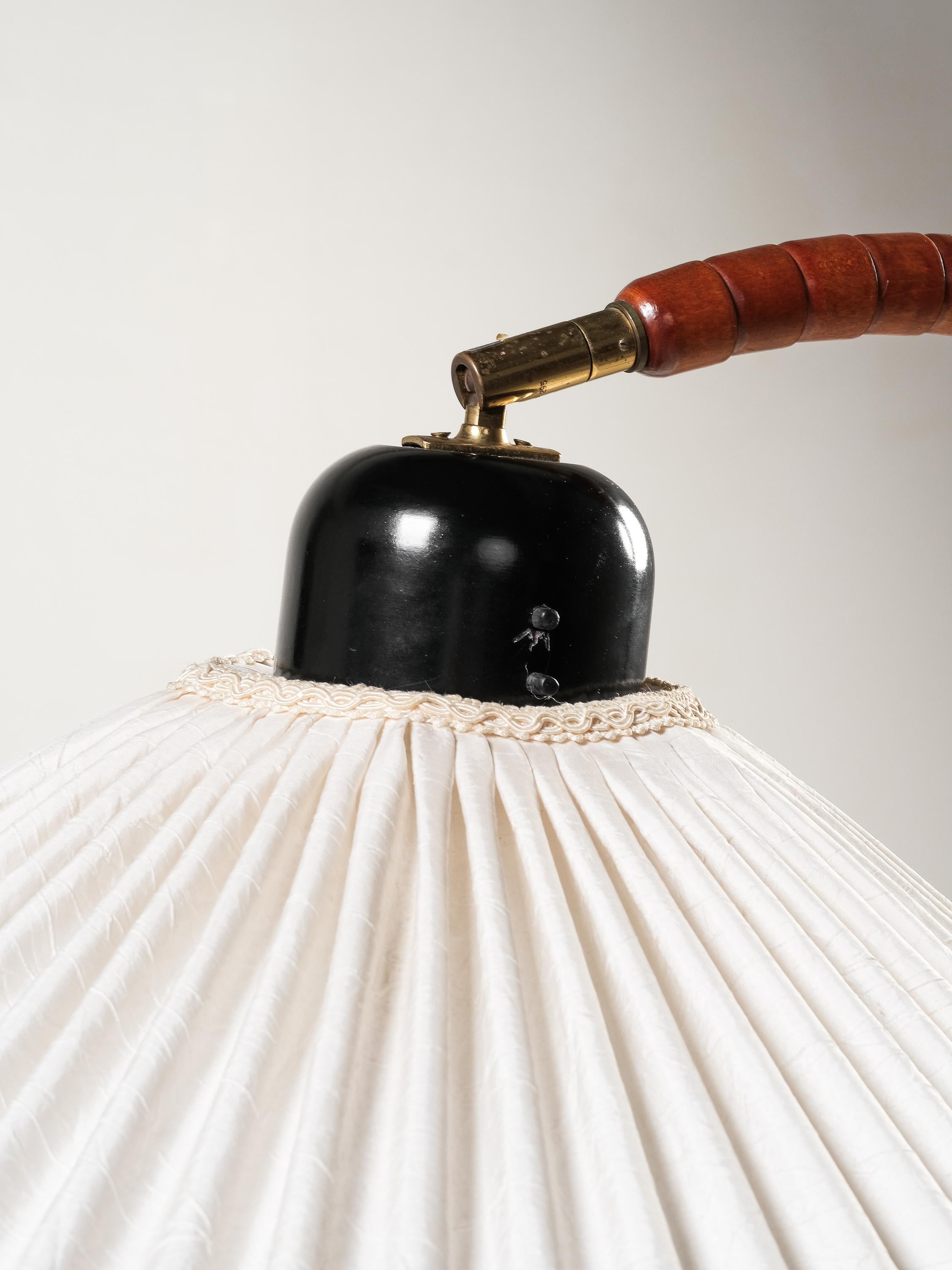 Lámpara de pie escultural en madera de haya y latón by Markslöjd, Suecia, 1970s finales del siglo XX en venta