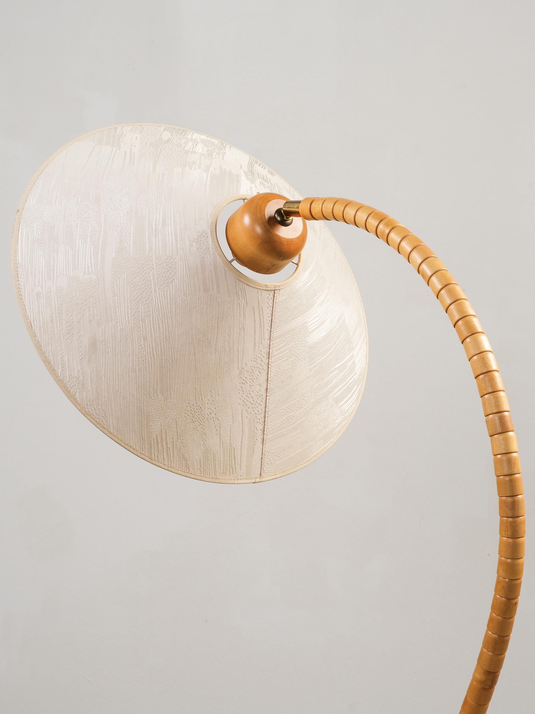 Sculptural Floor Lamp in Birch Wood and Brass by Markslöjd, Sweden, 1970s For Sale 5
