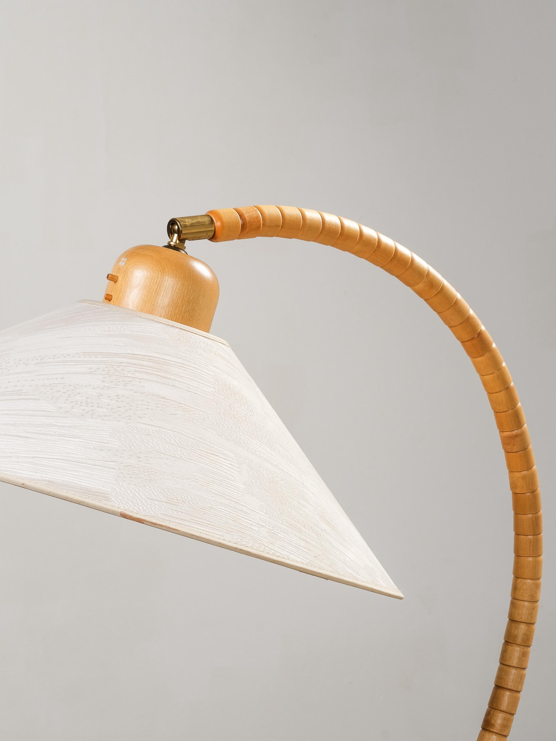 Scandinavian Modern Sculptural Floor Lamp in Birch Wood and Brass by Markslöjd, Sweden, 1970s For Sale