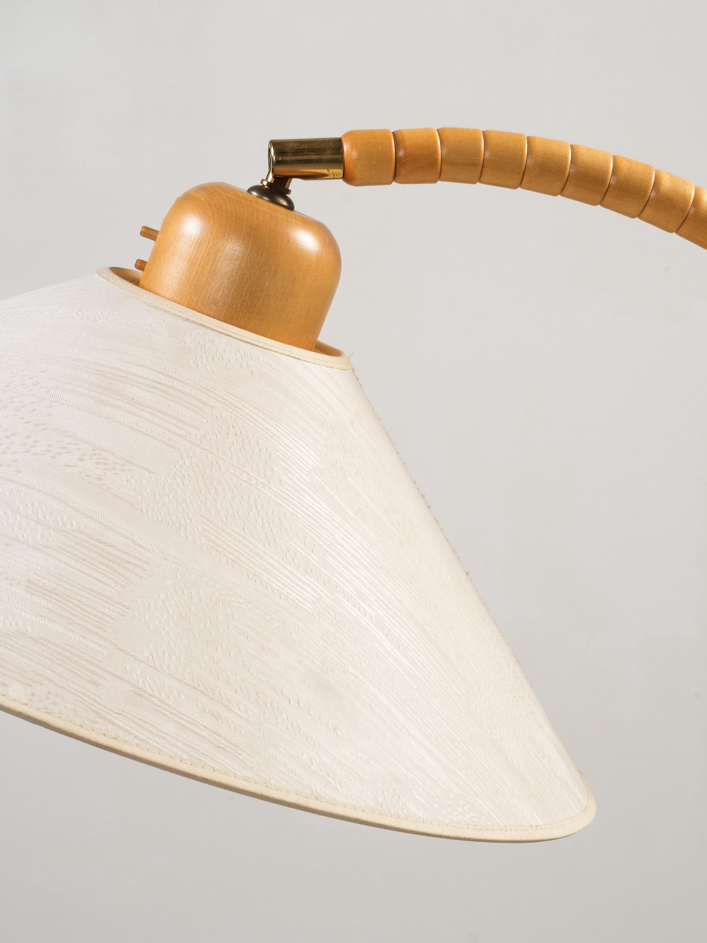 Swedish Sculptural Floor Lamp in Birch Wood and Brass by Markslöjd, Sweden, 1970s For Sale
