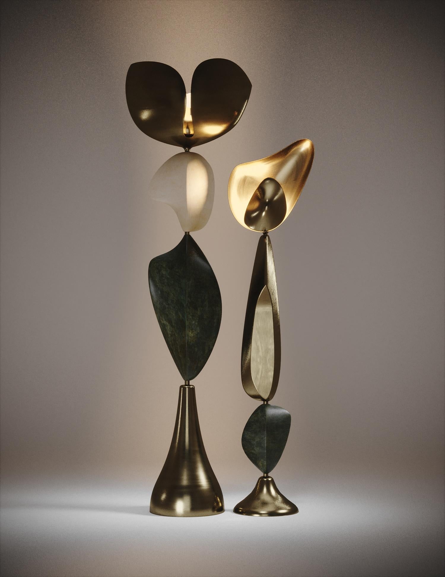 Le lampadaire Cosmo Moon de Feal Paris est une pièce fantaisiste et sculpturale, incrustée de laiton bronze-patine avec incrustation de parchemin ; créant une sensation vintage à la pièce. Les formes amorphes sont une réinterprétation abstraite et