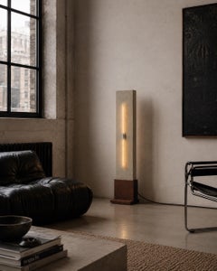 Skulpturale Stehlampe aus natürlichem Lehmputz von Lime & Co Studio