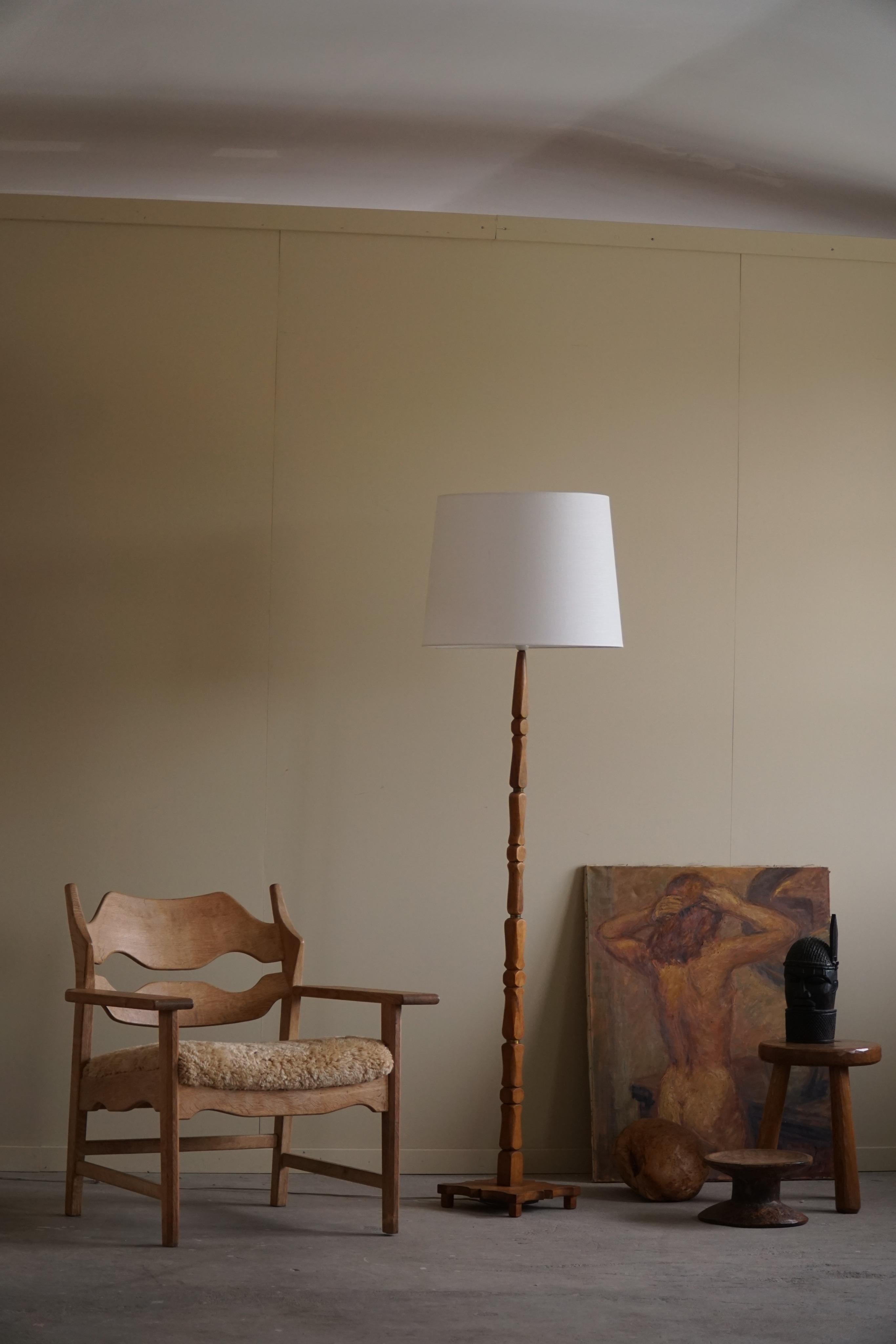 A charming decorative floor lamp in solid oak. Beautiful carved body featured in this vintage light.
Fine craftmanship, perfectly suited for any interior style. A Modern, Scandinavian, Classic or an Art deco home decor.

A beautiful example and a