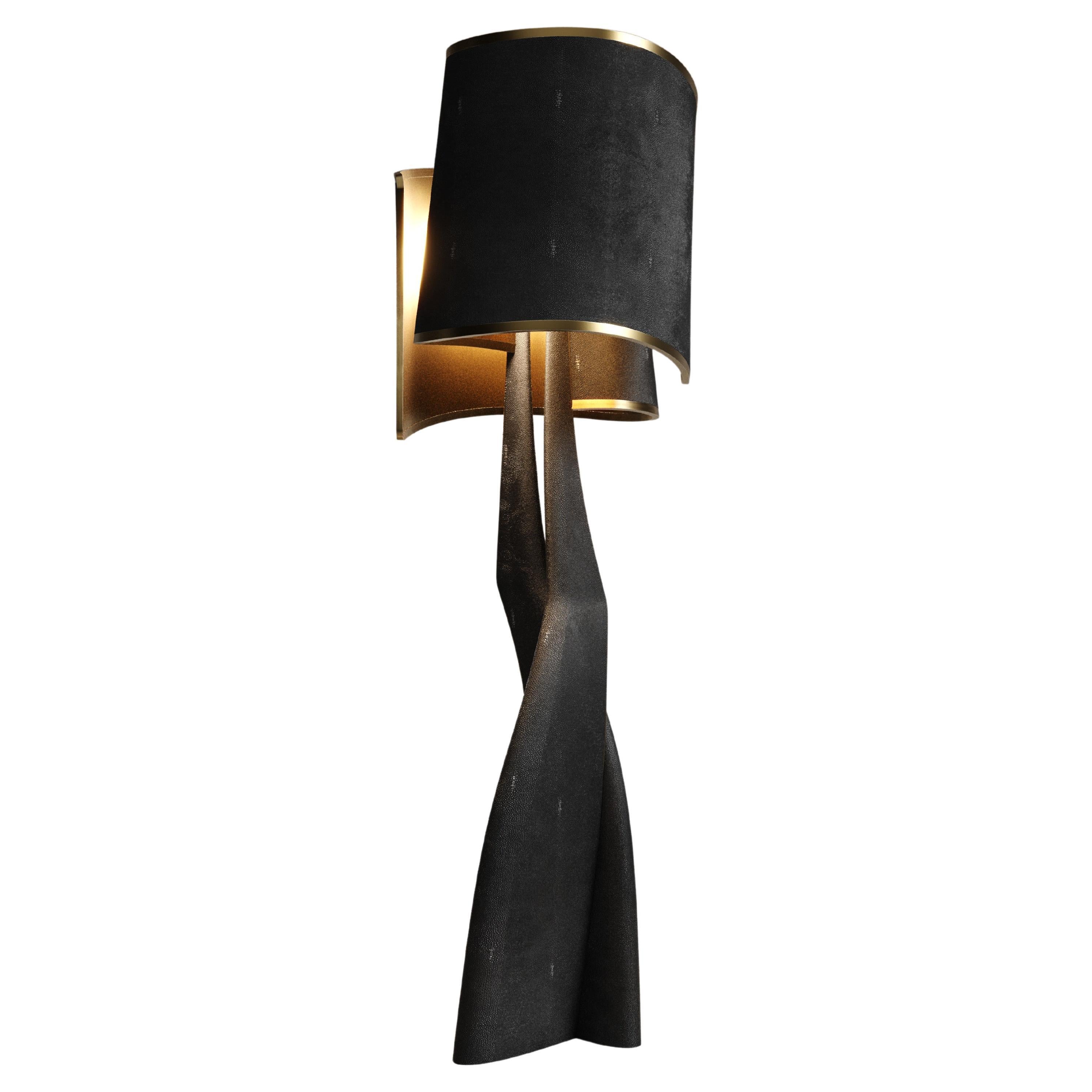 Lampadaire sculptural en incrustation de galuchat et laiton Patina par Kifu Paris en vente