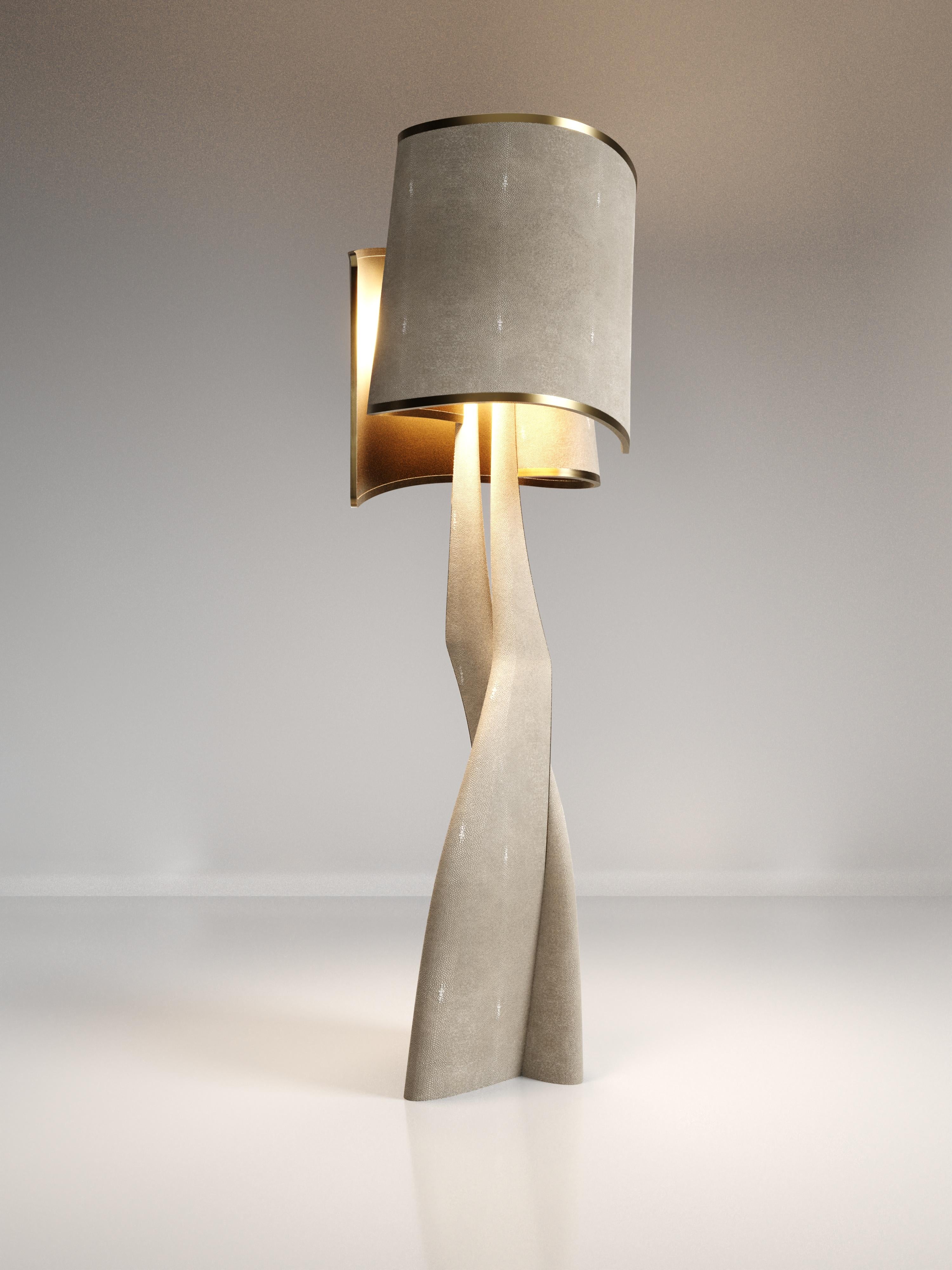 Ottone Lampada da terra scultorea con intarsio di conchiglie e ottone patinato di Kifu Paris in vendita