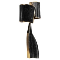 Lampada da terra scultorea con intarsio di conchiglie e ottone patinato di Kifu Paris