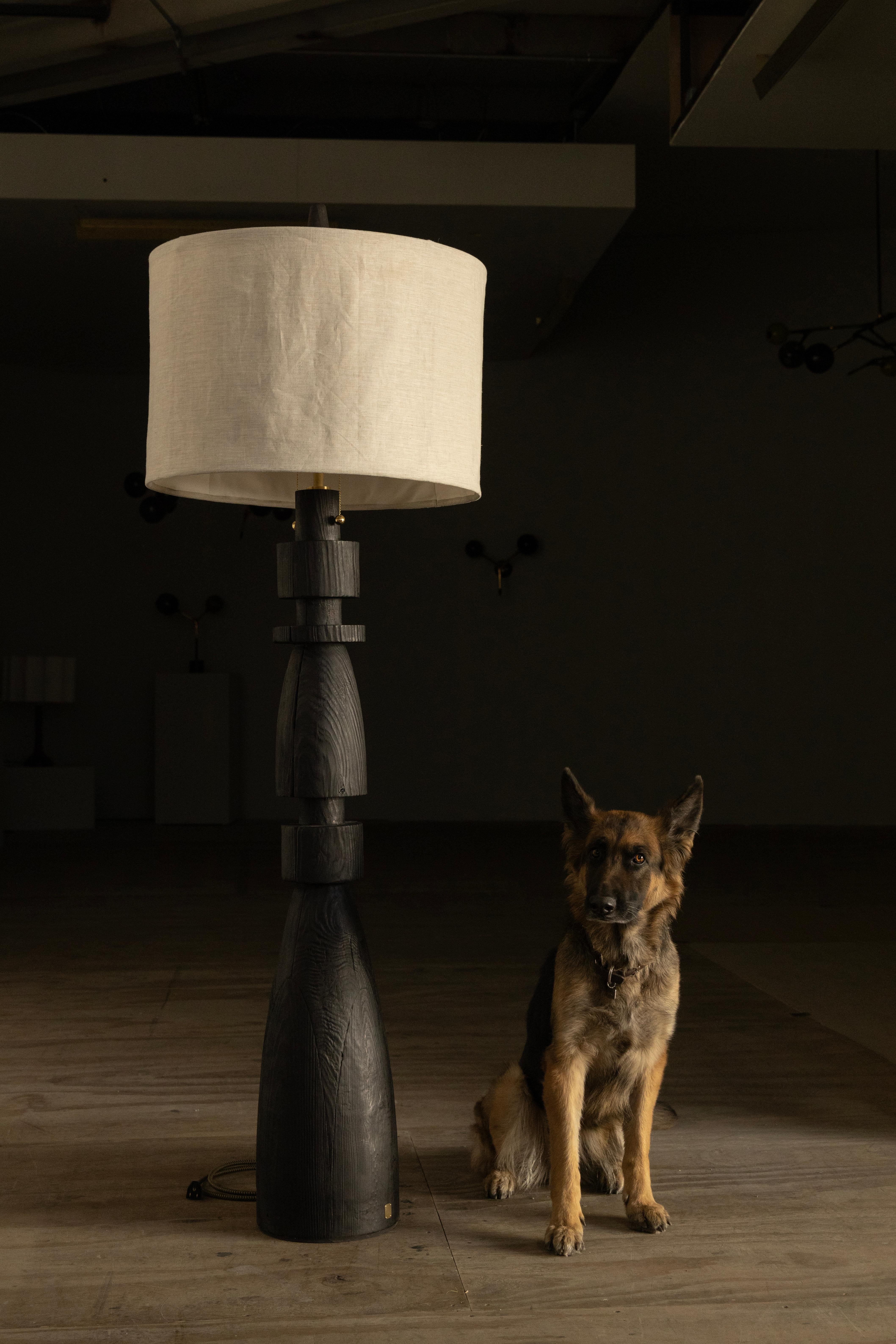 Lampadaire sculptural Mezquite en bois brûlé, abat-jour flexible en lin naturel en vente 2