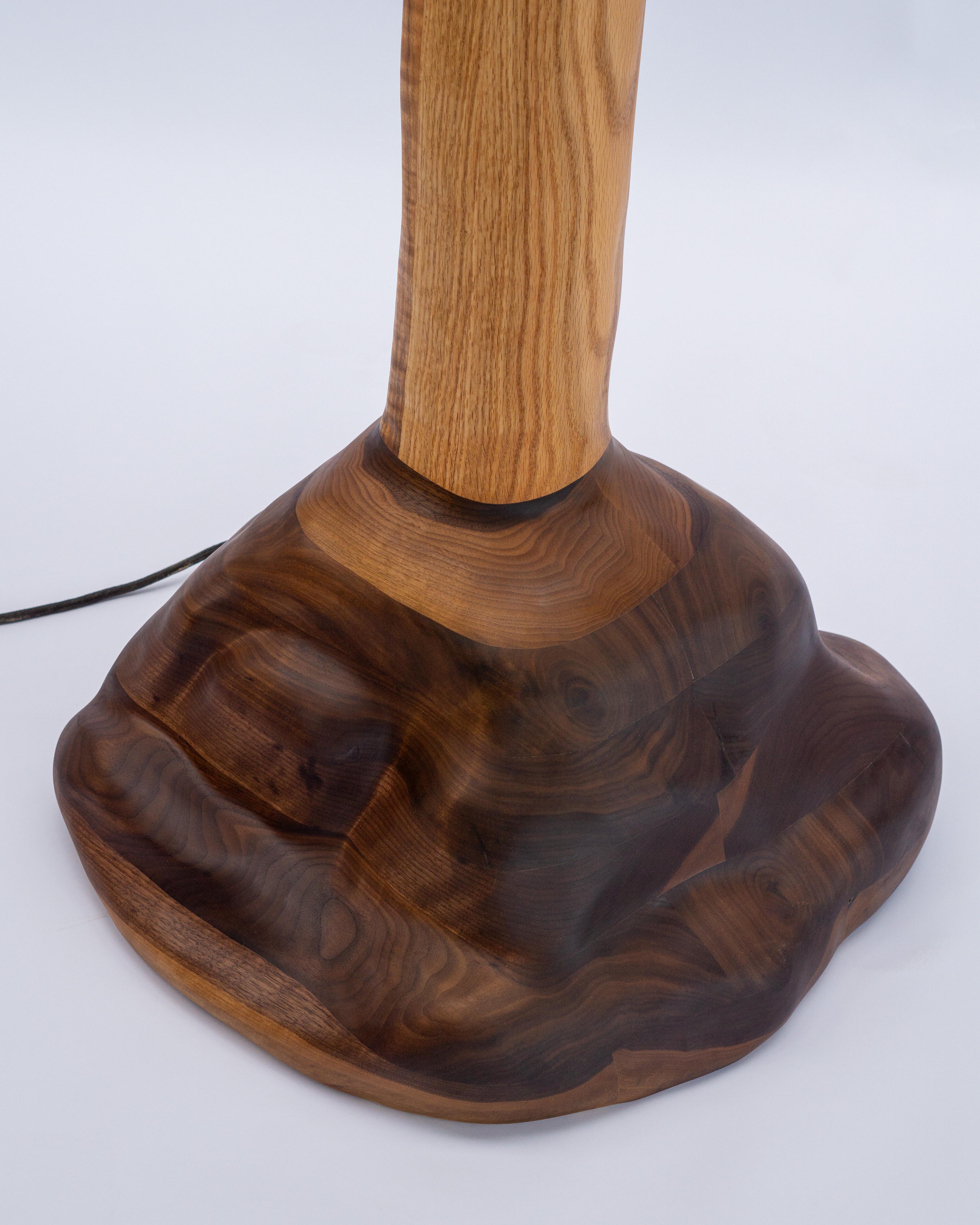 Lámpara de pie escultural - Lámpara de pie de forma orgánica en madera de roble rojo y nogal en venta 2
