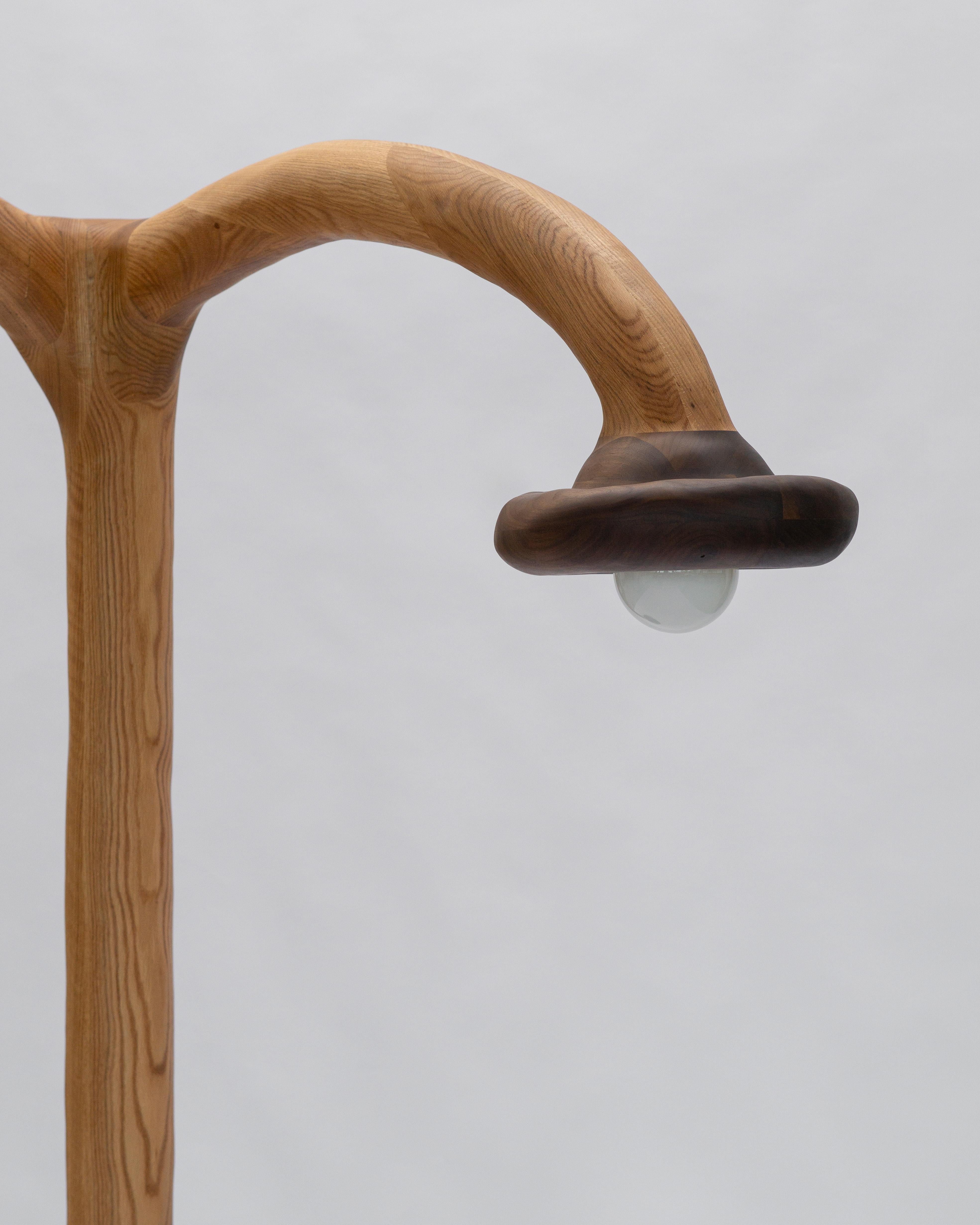 Lámpara de pie escultural - Lámpara de pie de forma orgánica en madera de roble rojo y nogal Roble en venta