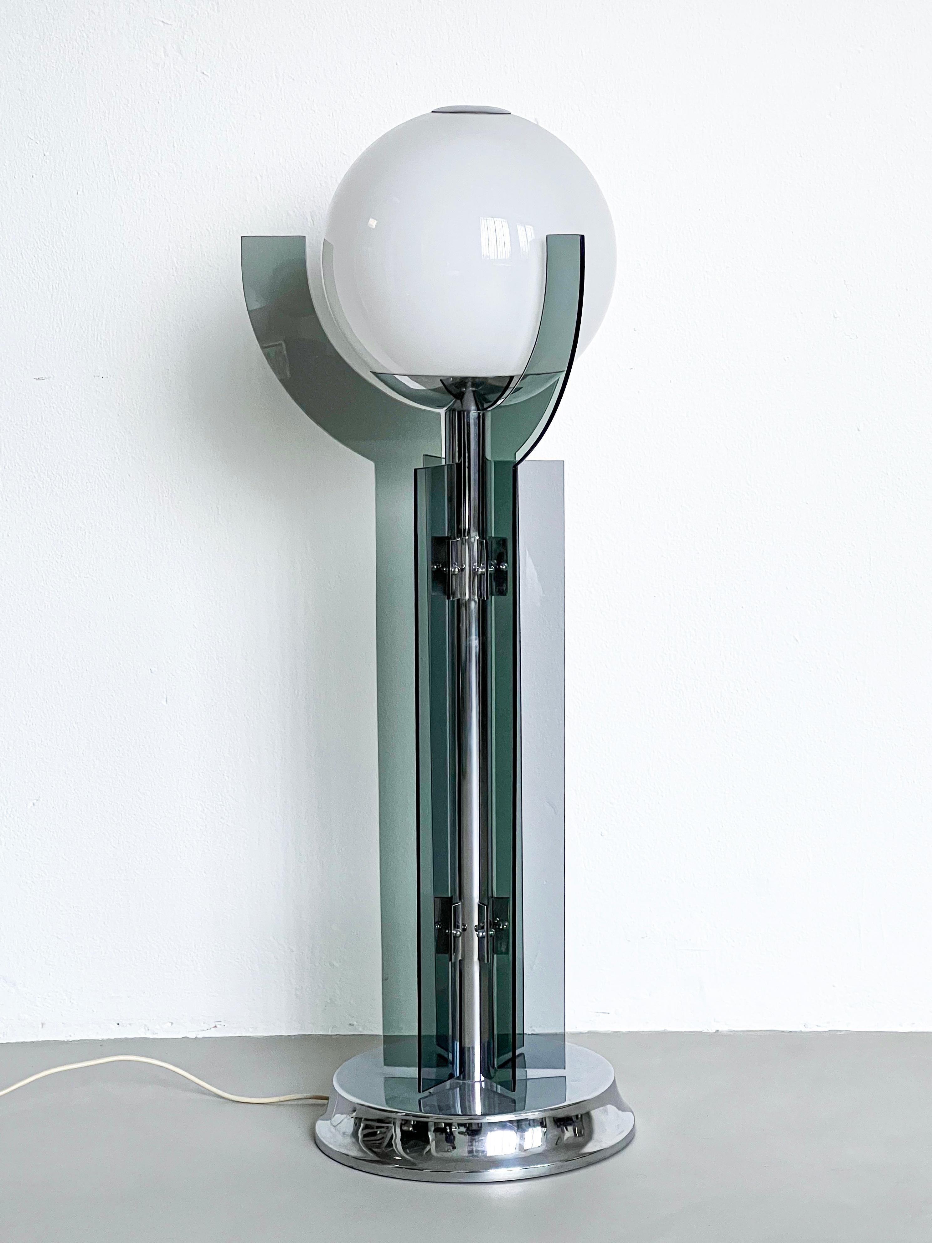 Dekorative Stehlampe - Skulpturale Glaslampe - Sammlerstück Space Age Lampe - Beleuchtung 

Außergewöhnliche und attraktive Stehlampe aus verchromtem Metall und Glas aus den 1980er Jahren, mit einem großen Opalglaskugel-Lampenschirm und drei