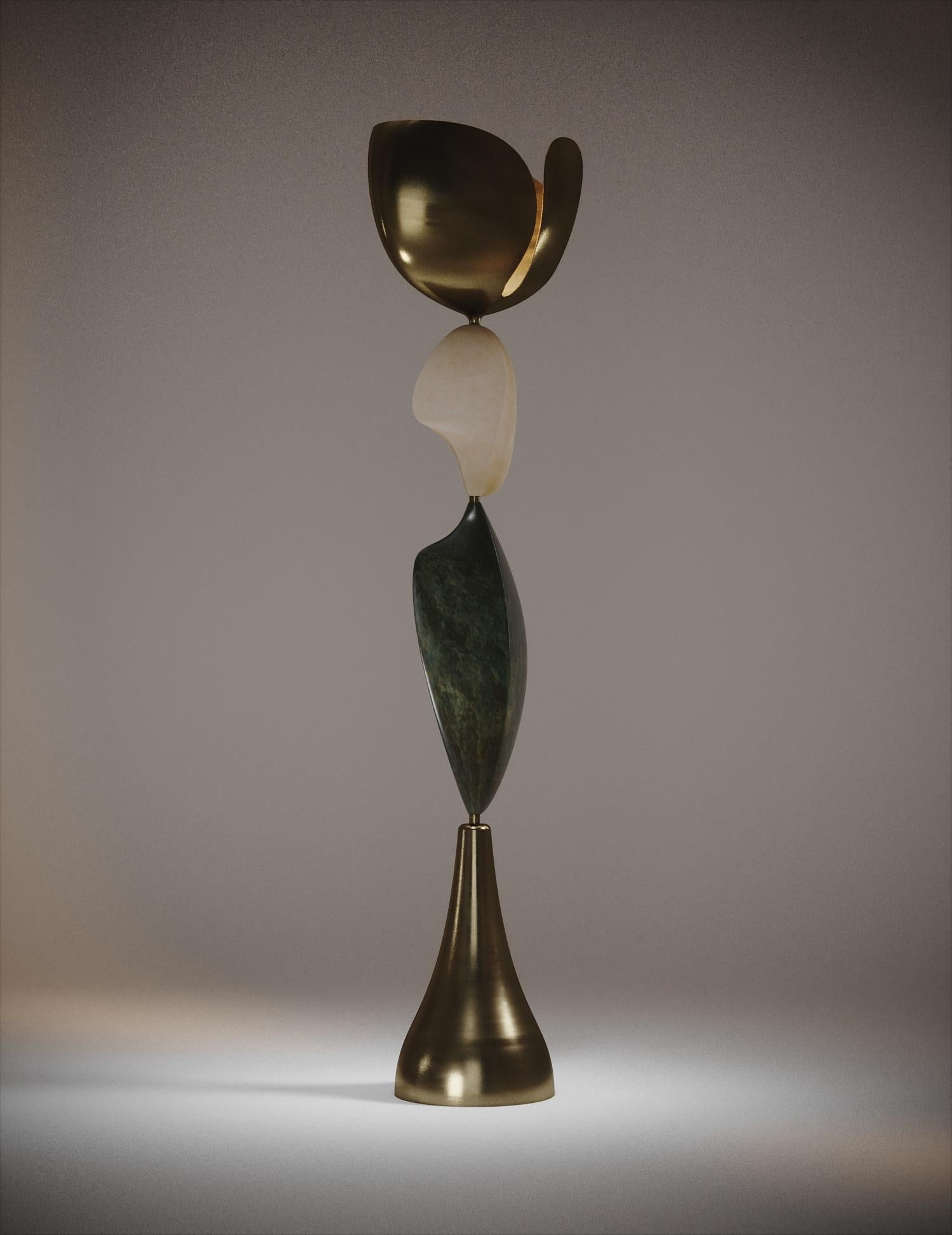 Le lampadaire Cosmo Sky de Kifu Paris est une pièce fantaisiste et sculpturale, incrustée en laiton bronze-patina avec une incrustation de parchemin ; créant une sensation vintage à la pièce. Les formes amorphes sont une réinterprétation abstraite