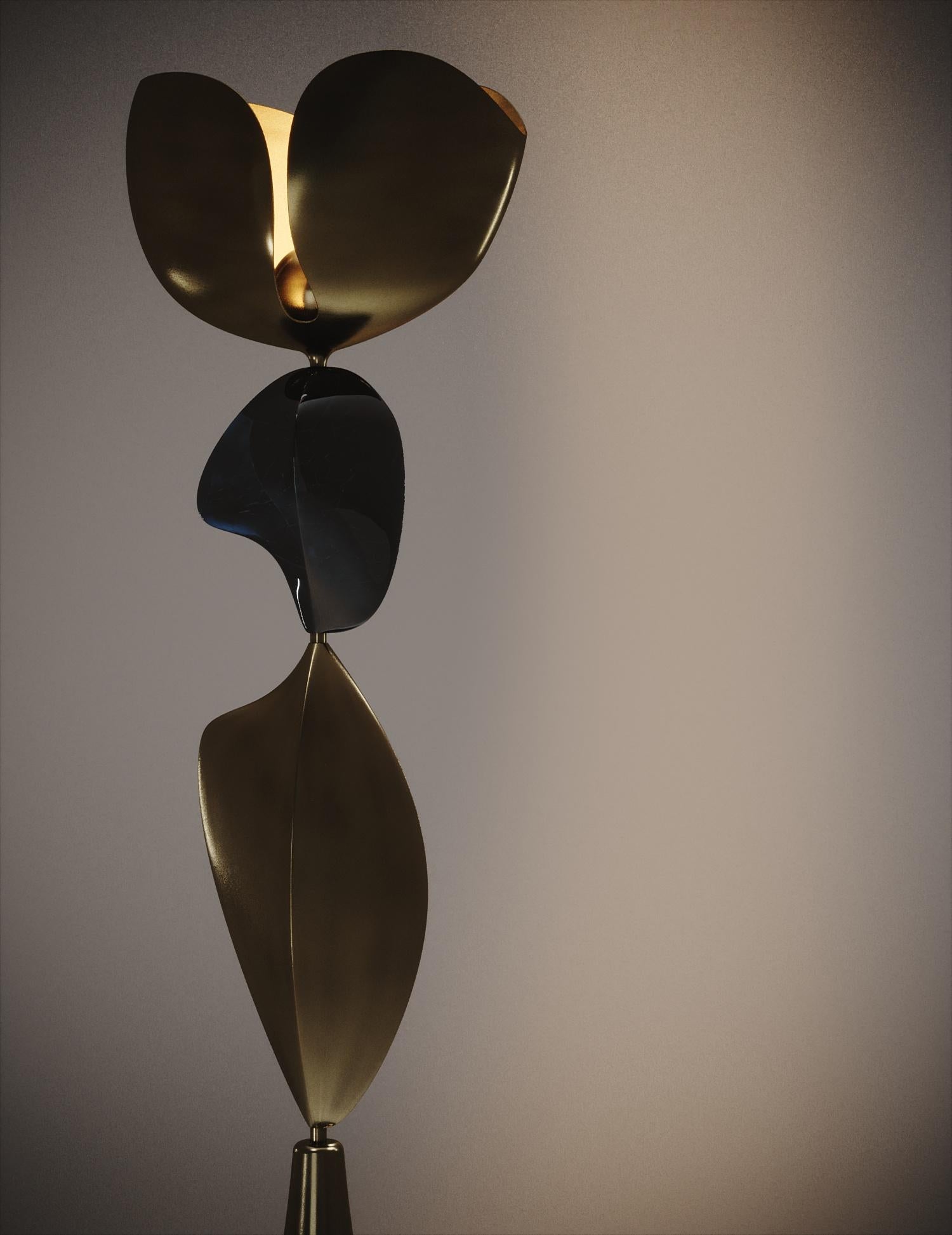 Art Déco Lampada da terra scultorea con intarsi in ottone bronzato e conchiglia di Kifu Paris in vendita