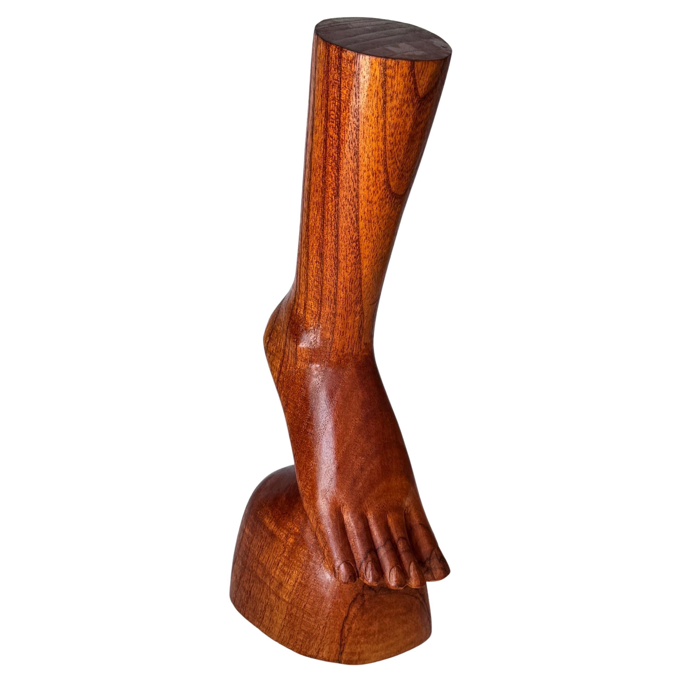 Skulpturale Fuß & Knöchel Schmuck Display in patiniertem Holz - Dekorativ (Französisch) im Angebot