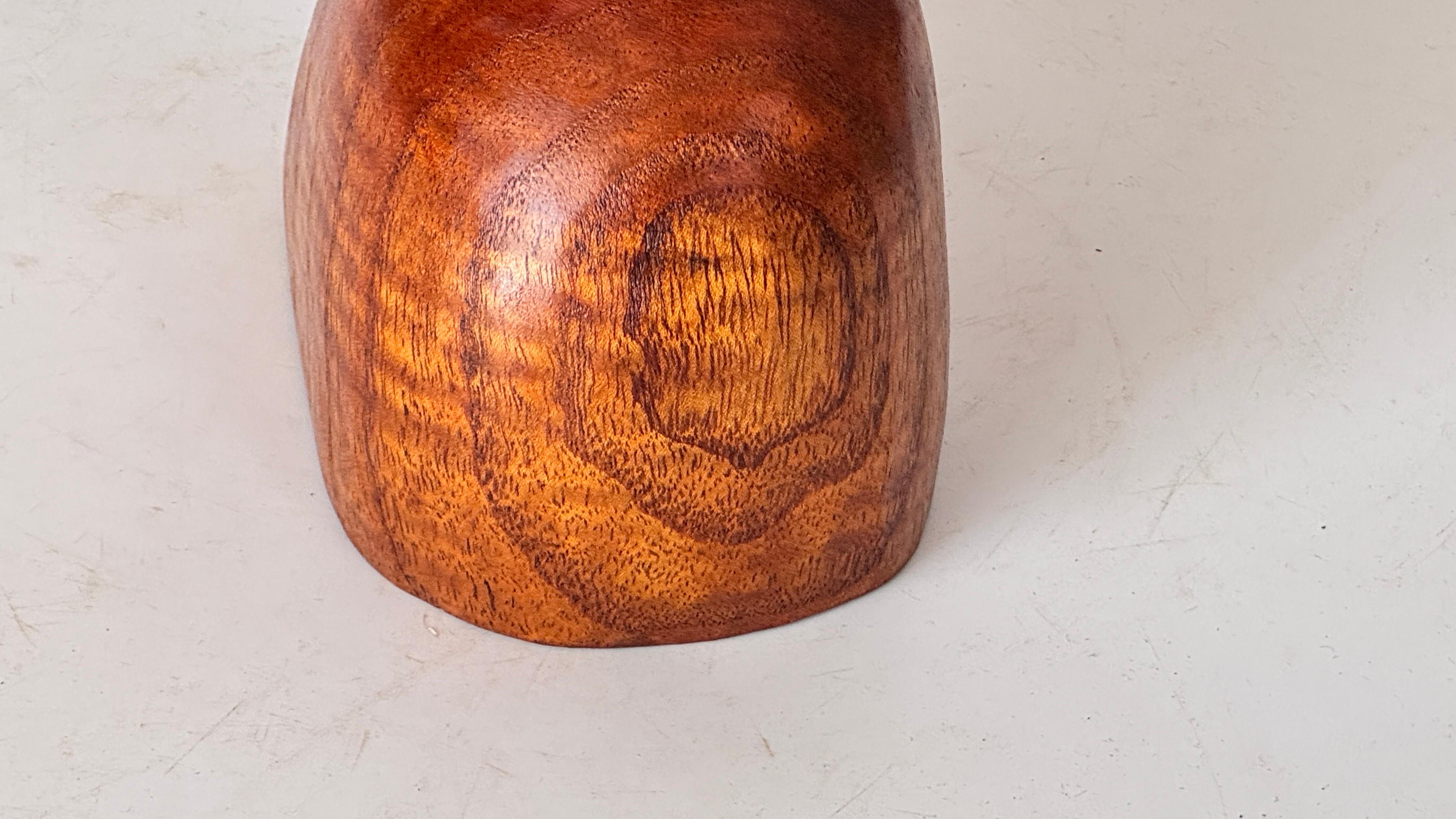 Skulpturale Fuß & Knöchel Schmuck Display in patiniertem Holz - Dekorativ (Ende des 20. Jahrhunderts) im Angebot
