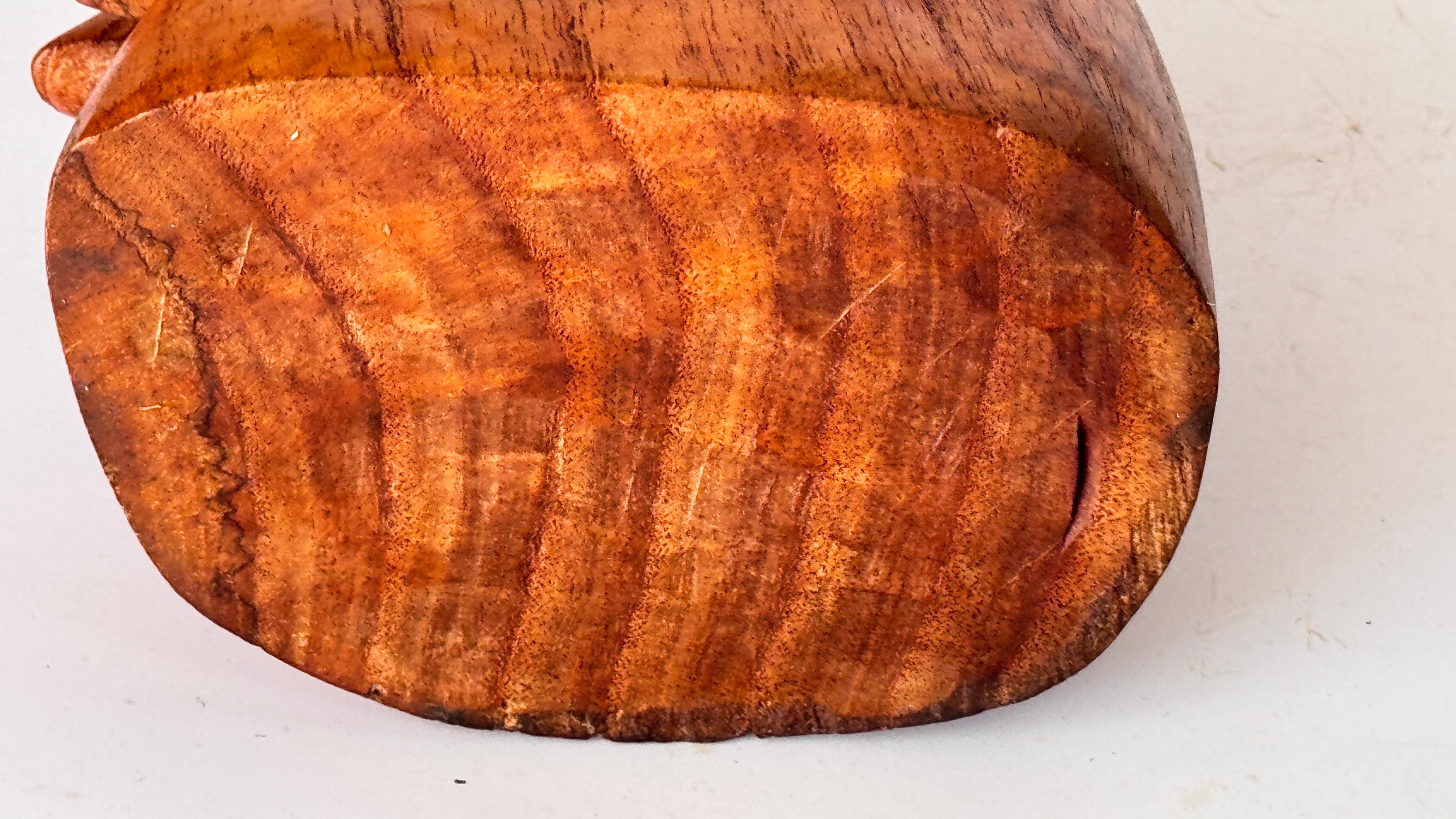 Skulpturale Fuß & Knöchel Schmuck Display in patiniertem Holz - Dekorativ im Angebot 3