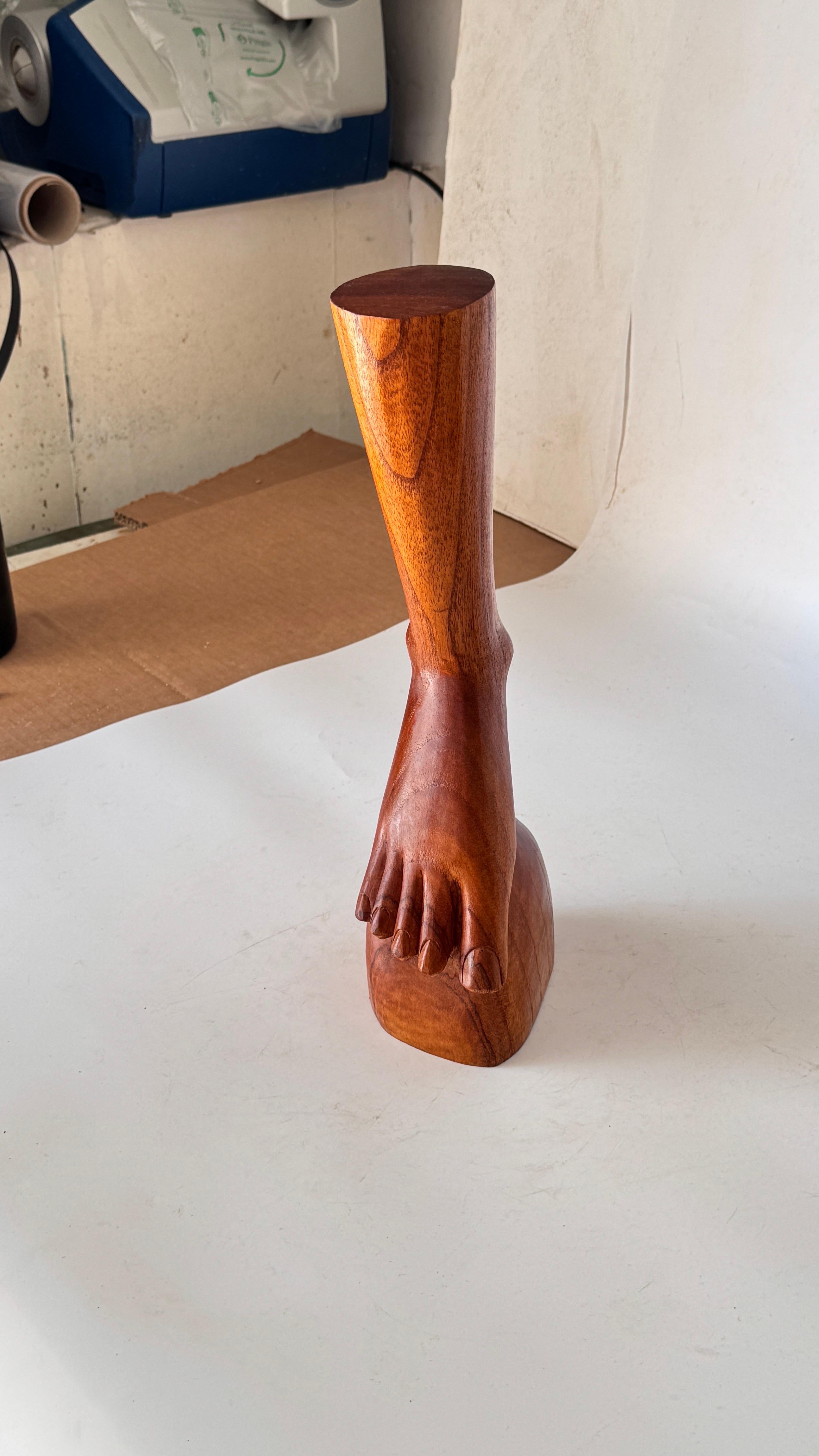 Skulpturale Fuß & Knöchel Schmuck Display in patiniertem Holz - Dekorativ im Angebot 4