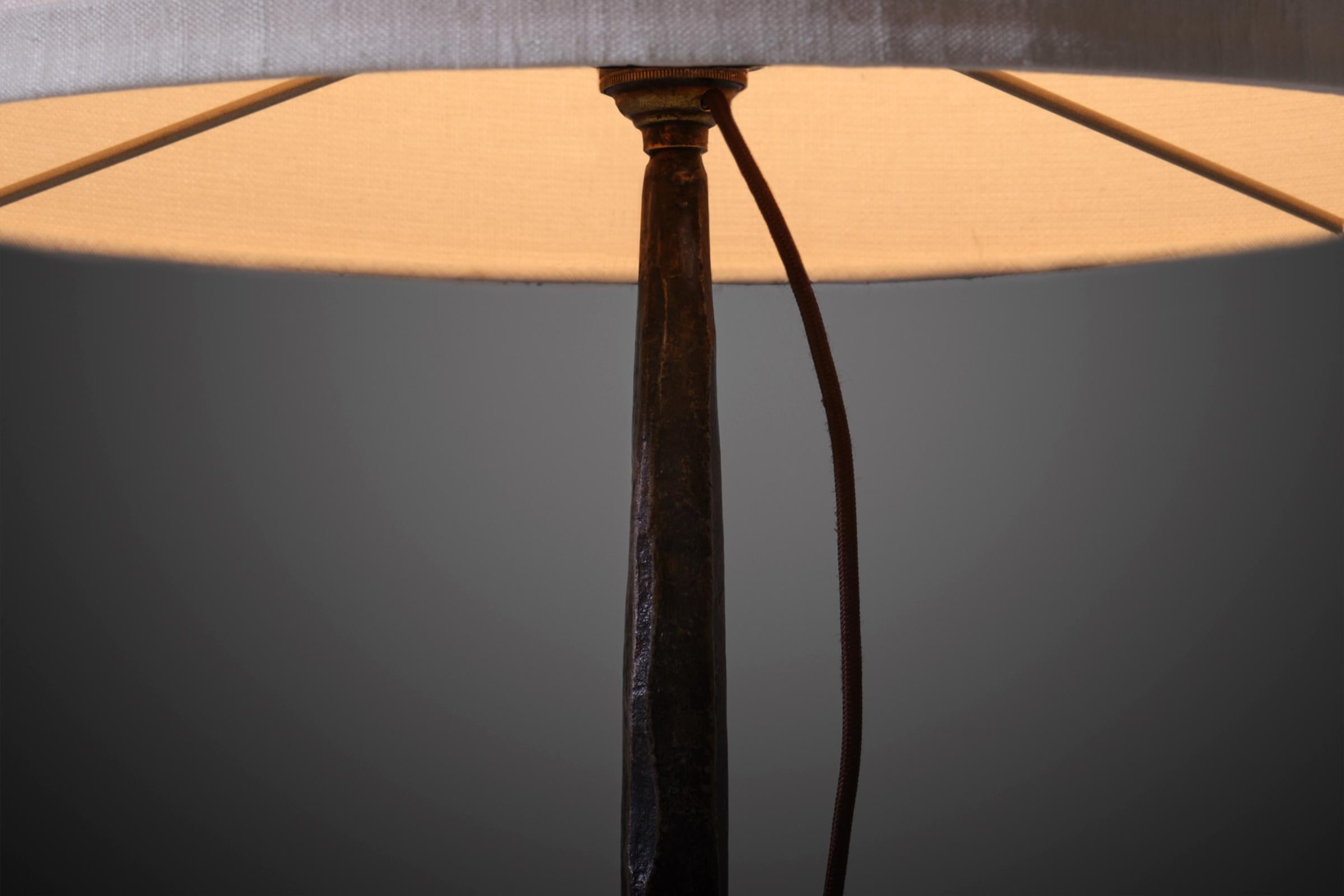 Linen Sculptural forged iron table lamp, France 1950s For Sale