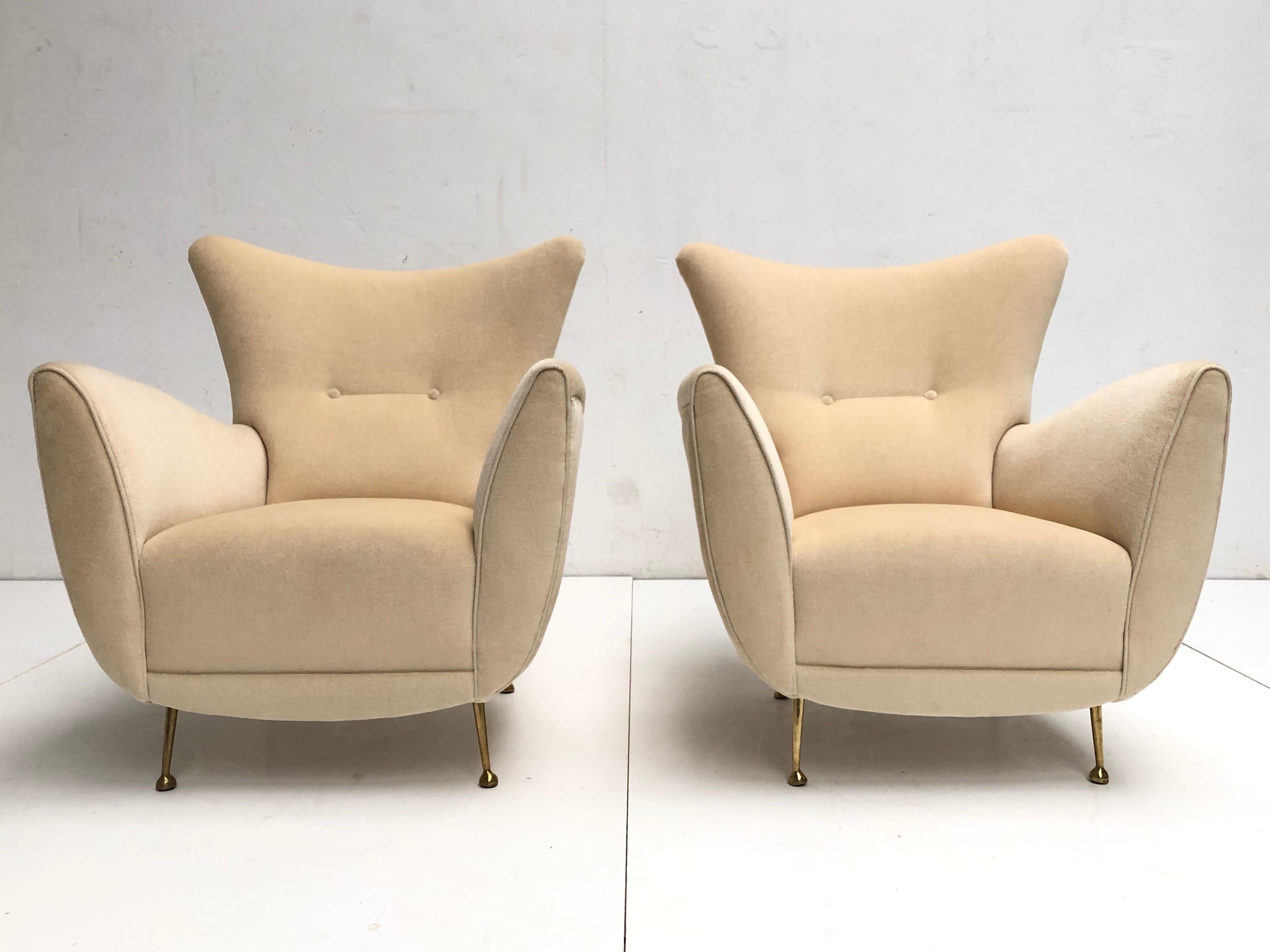 Beautiful pair of restored sculptural form Italian lounge chairs in the style of Gio Ponti dating from the very early 1950s with beautifully hand crafted wood frames and sprung seats, the chairs are finished in mohair fabric with biomorphic form