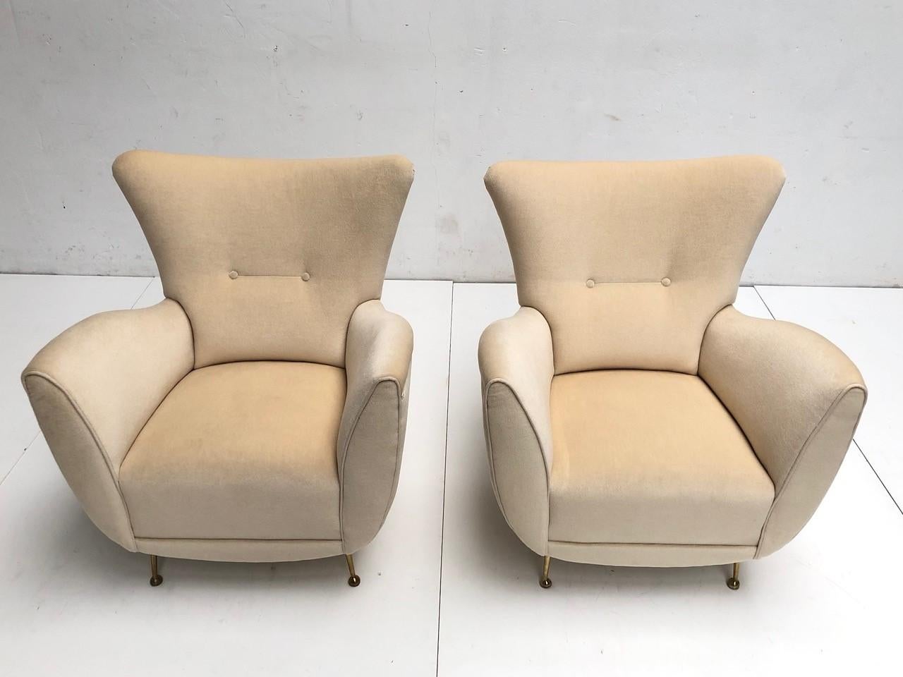 Sculptural Form Lounge Chairs, Mohair Fabric with Brass Legs, ISA, Italy, 1950 In Good Condition For Sale In bergen op zoom, NL