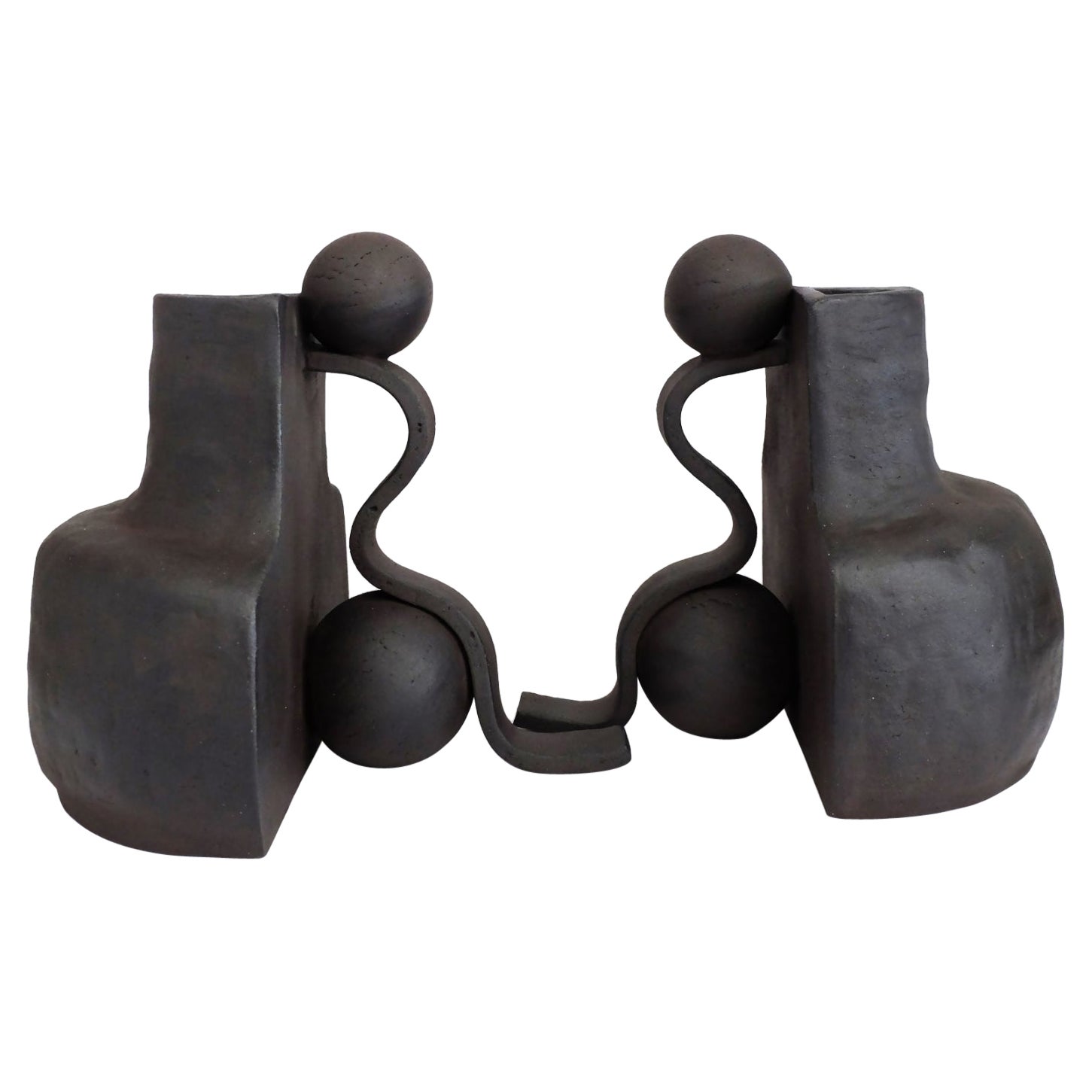Vaso di frammenti scultorei di Ia Kutateladze
Dimensioni: L 20 x H 30 cm
Materiali: Argilla nera cruda

Il vaso Fragment 02 è un oggetto scultoreo e funzionale realizzato a mano in argilla nera. I lati contrastanti - forma organica da un lato e