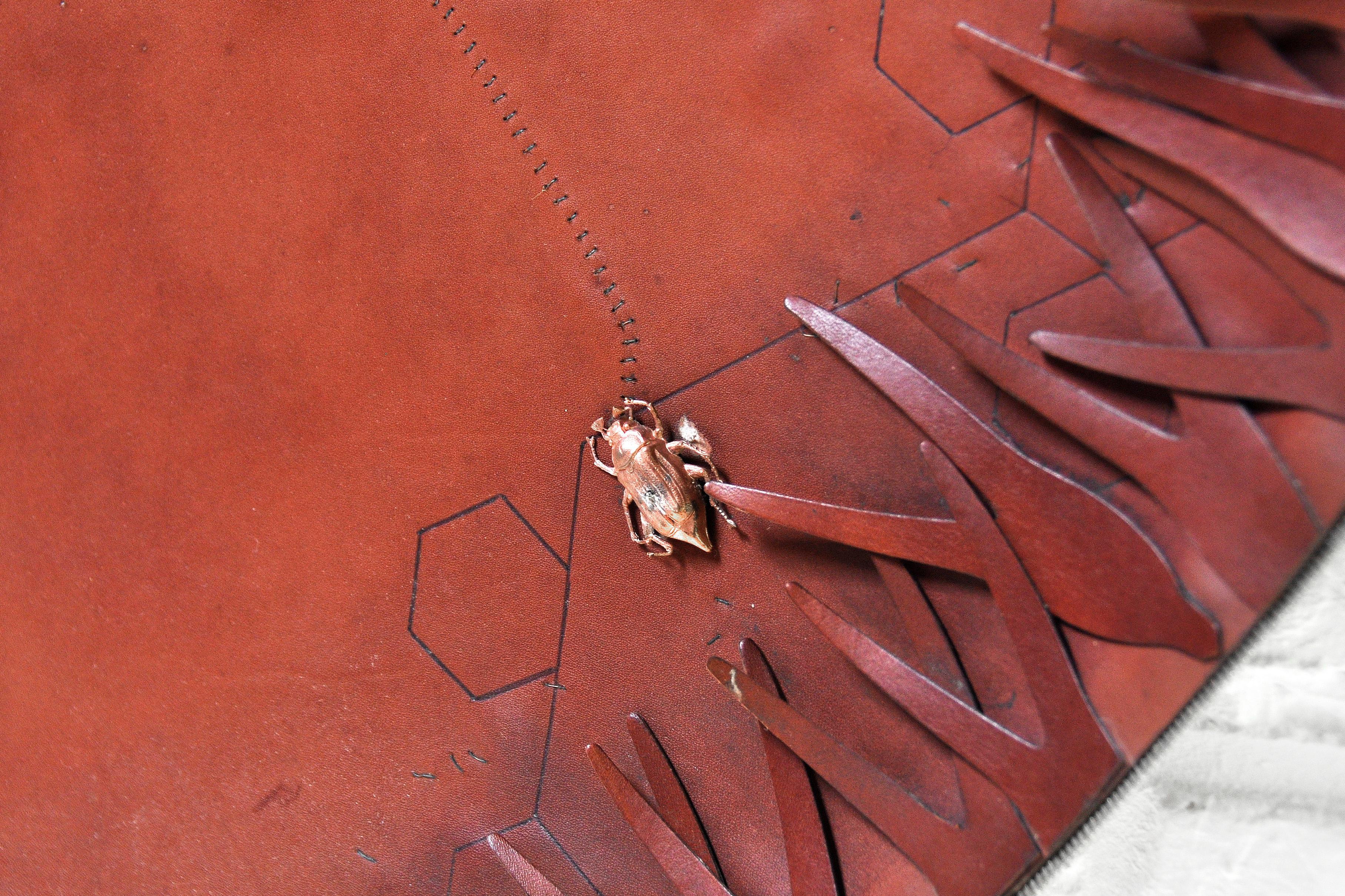 Una grande e imponente scultura a specchio realizzata in pelle e accenti di ottone. L'autore è ignoto, realizzato a mano in Francia presumibilmente intorno agli anni '90. La forma organica e libera di questo specchio rende un pezzo molto distinto e