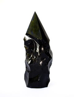 Skulpturale frei geformte schwarze Obsidianspitze mit natürlich geformten Vertiefungen