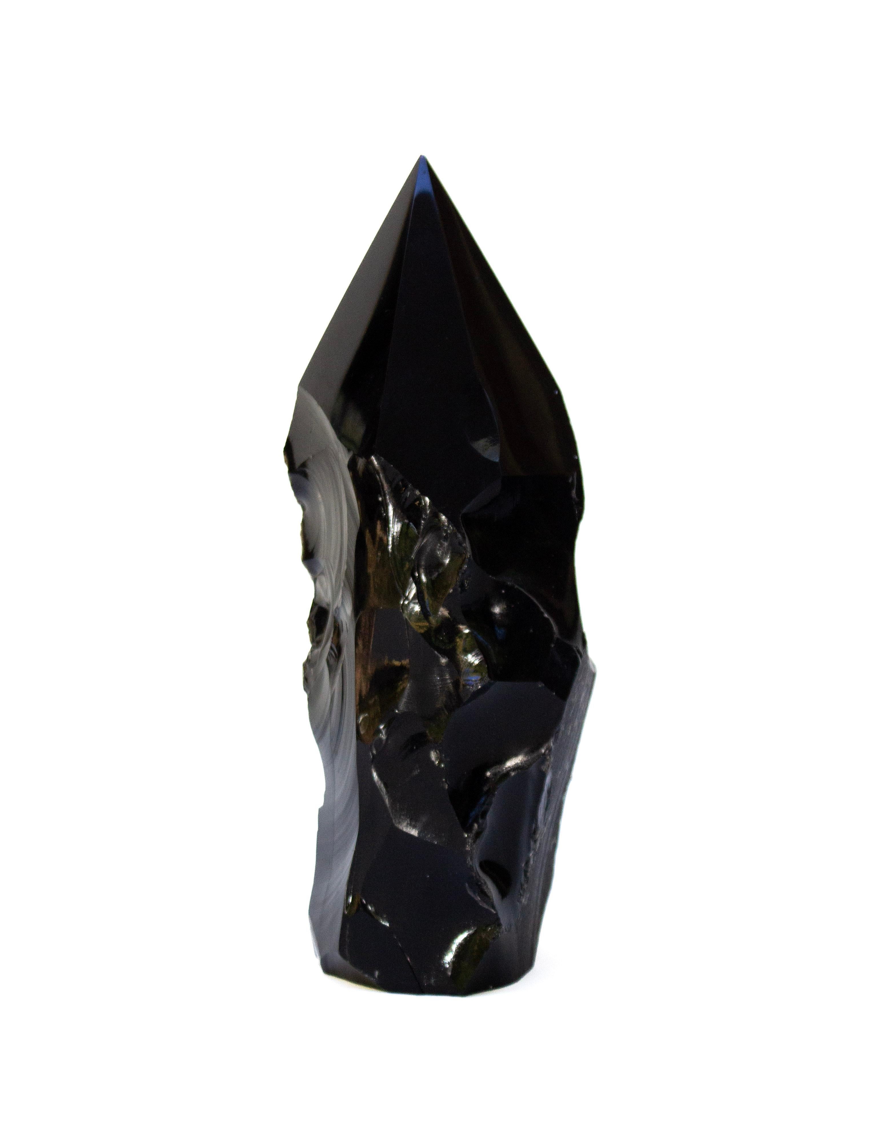 Organique Pointe sculpturale d'obsidienne noire à formation libre avec indentations de formation naturelles en vente