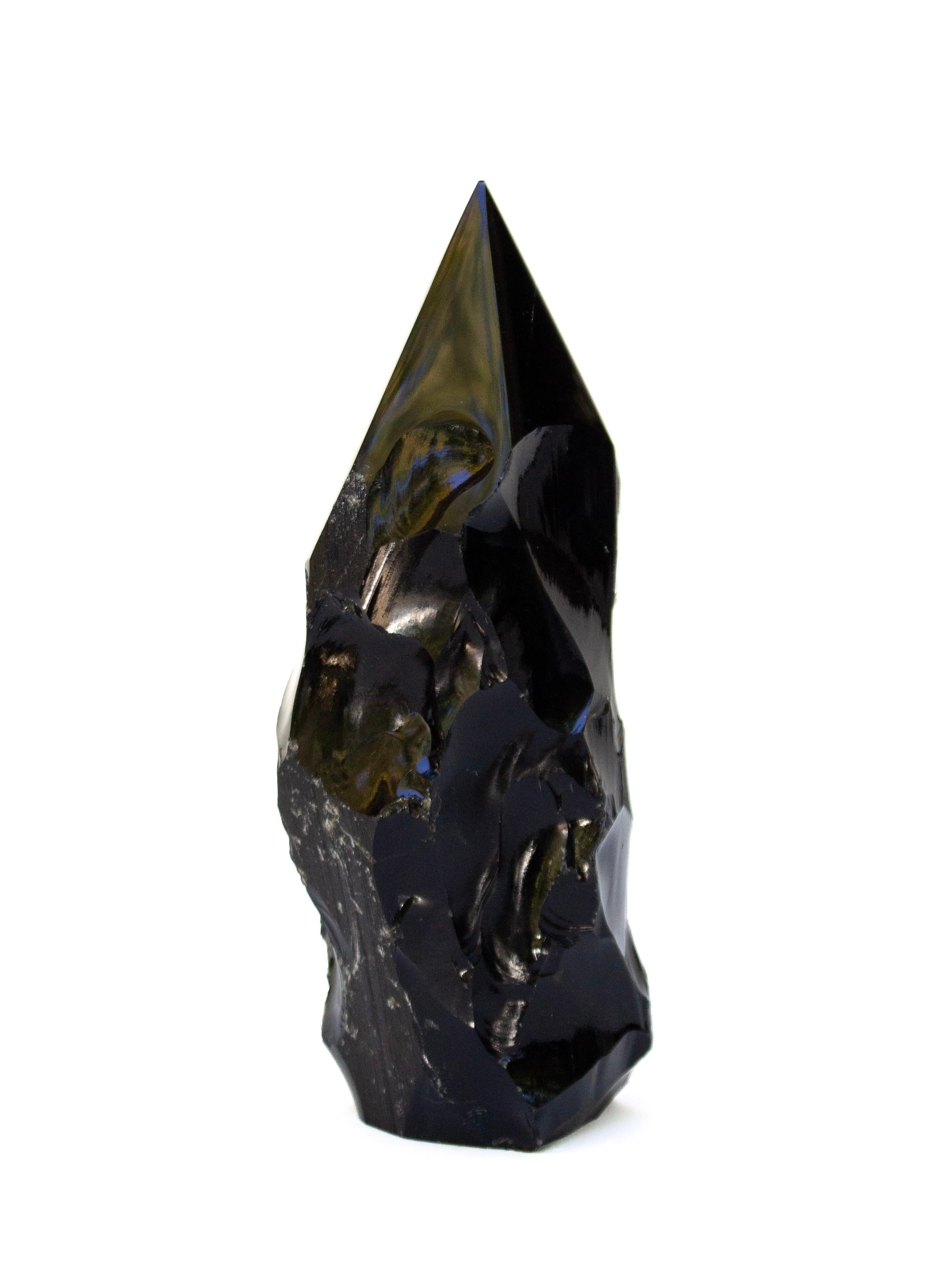 Poli Pointe sculpturale d'obsidienne noire à formation libre avec indentations de formation naturelles en vente