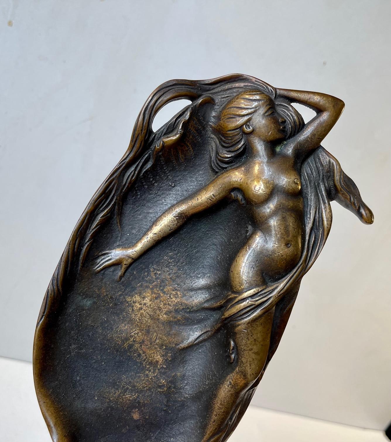 Detailed dish in cast bronze depicting a naked you woman with long hair. Cast in France circa 1910-20. Measurements: 20 x 10 x 3.5 cm.