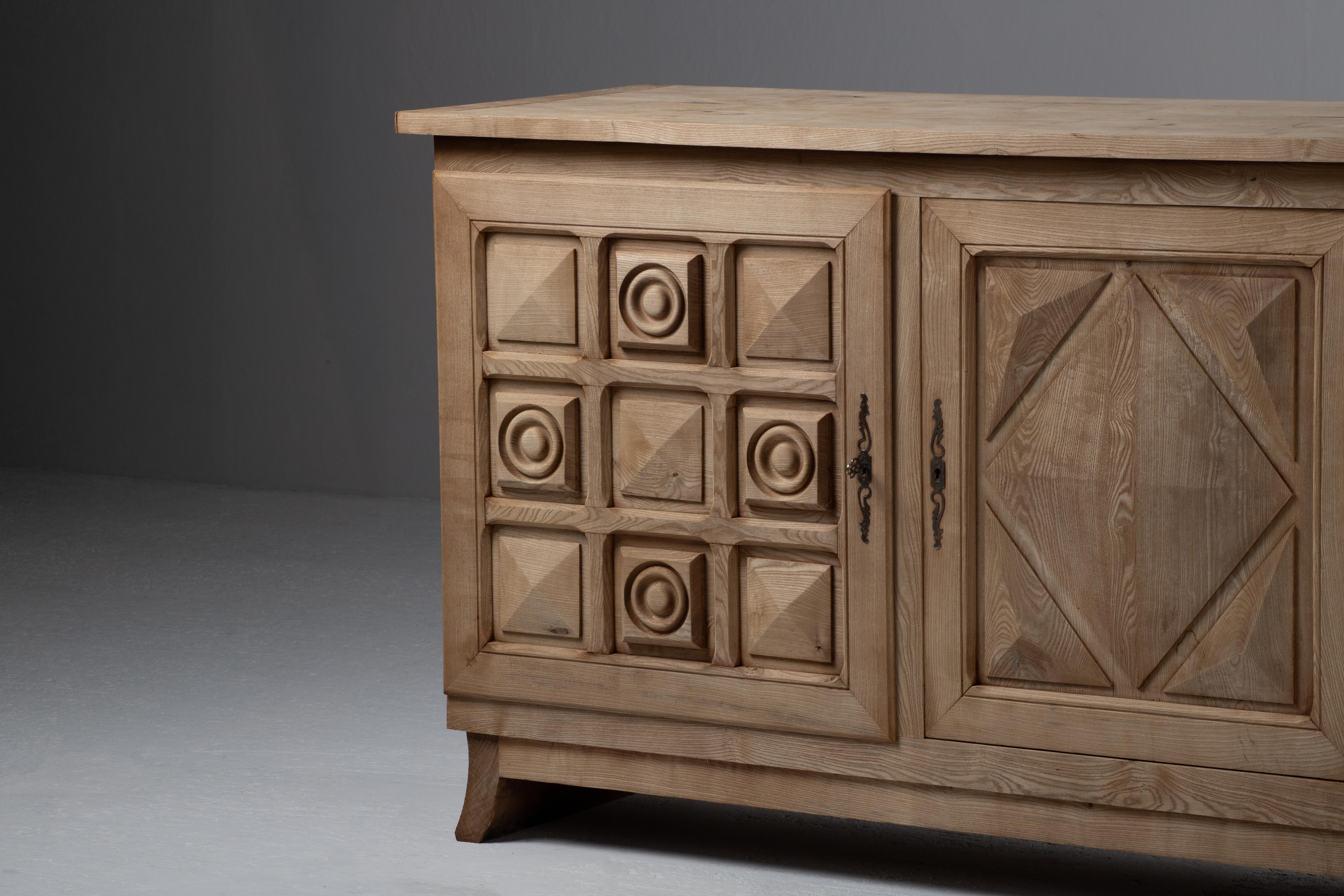Scultorea credenza francese bretone in massello di Oak, anni '50 in vendita 4