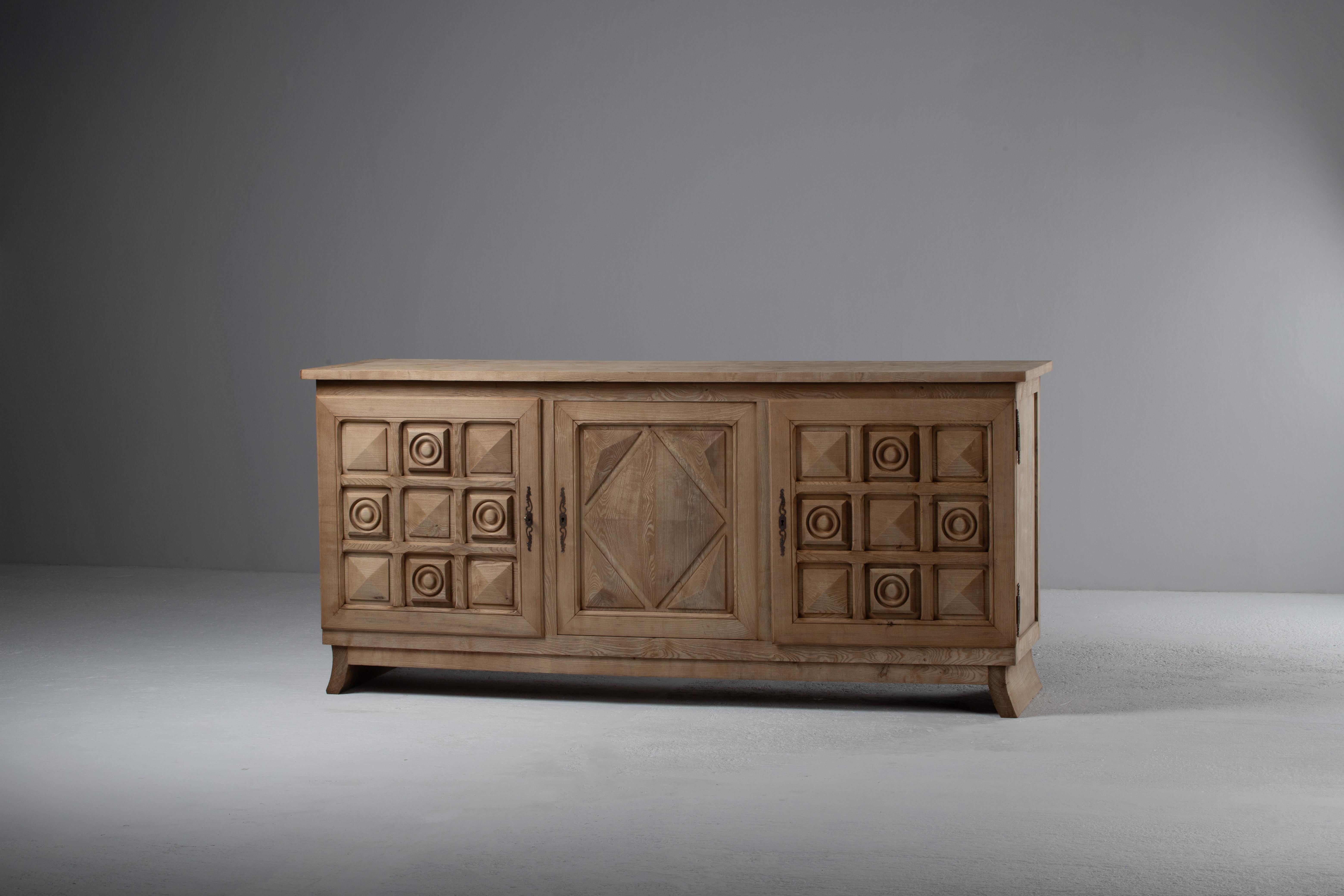 Scultorea credenza francese bretone in massello di Oak, anni '50 in vendita 5