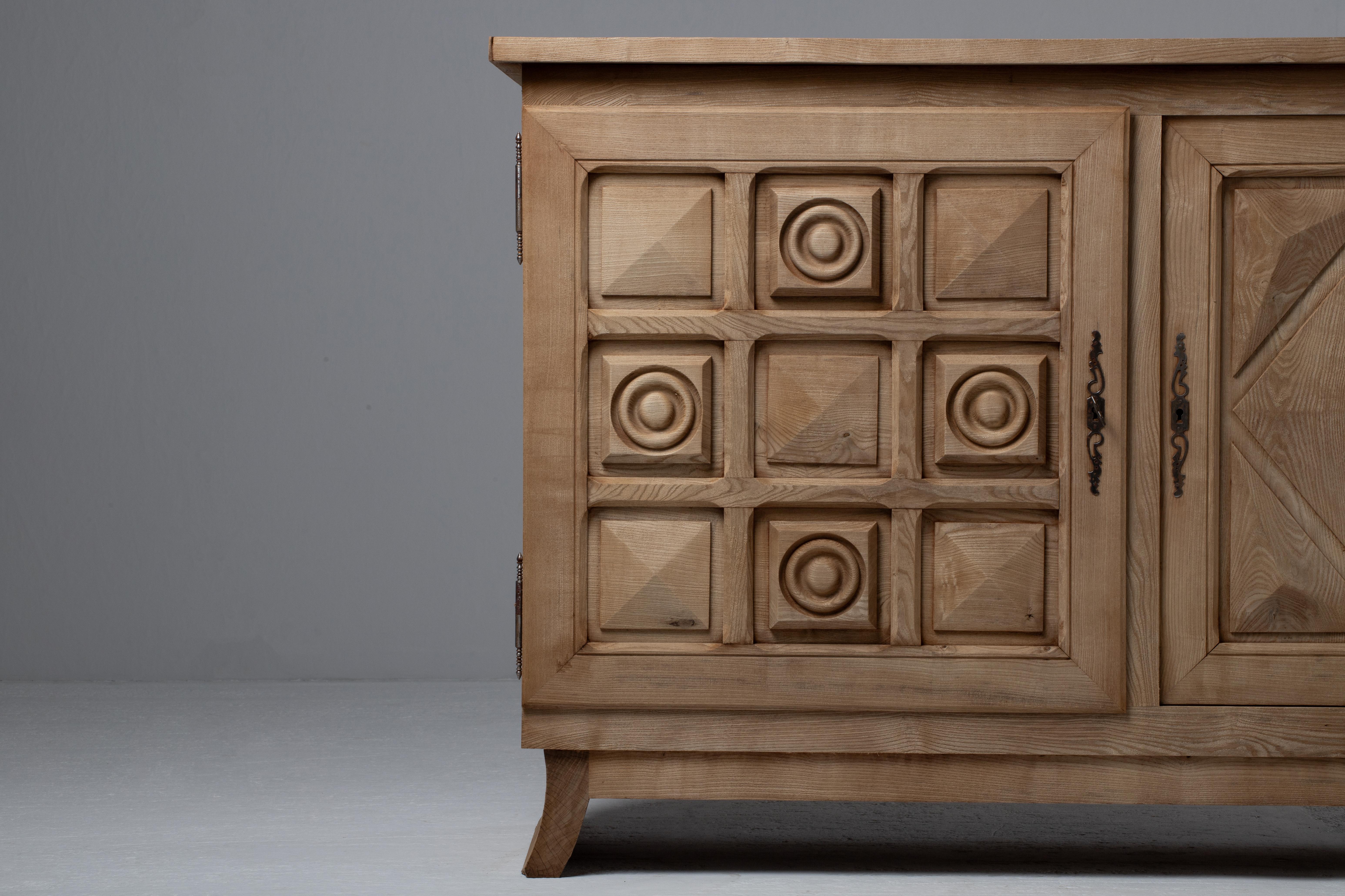 Art Déco Scultorea credenza francese bretone in massello di Oak, anni '50 in vendita