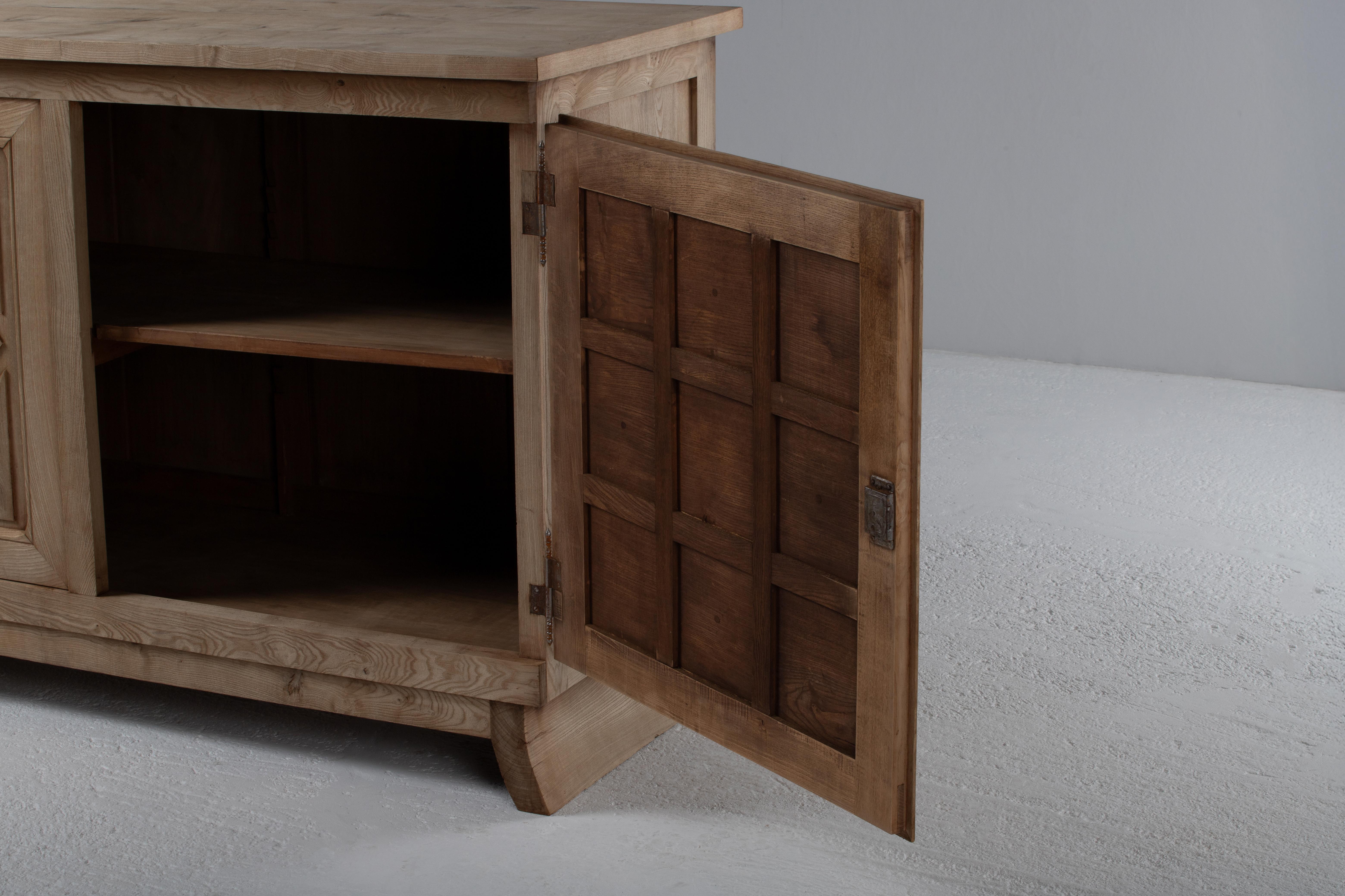 Francese Scultorea credenza francese bretone in massello di Oak, anni '50 in vendita