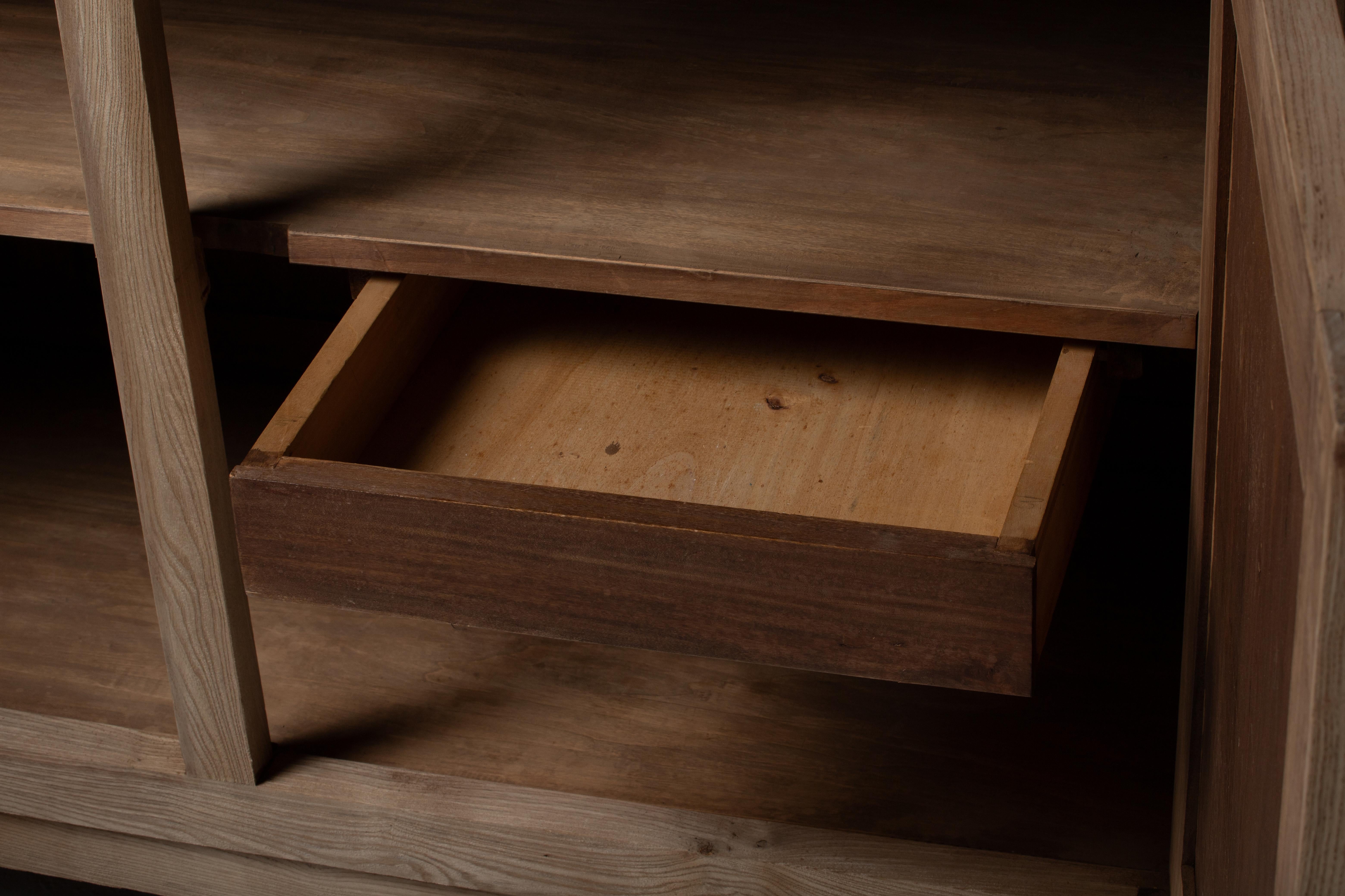 Scultorea credenza francese bretone in massello di Oak, anni '50 In condizioni buone in vendita a Kaštel Sućurac, Splitsko-dalmatinska županija