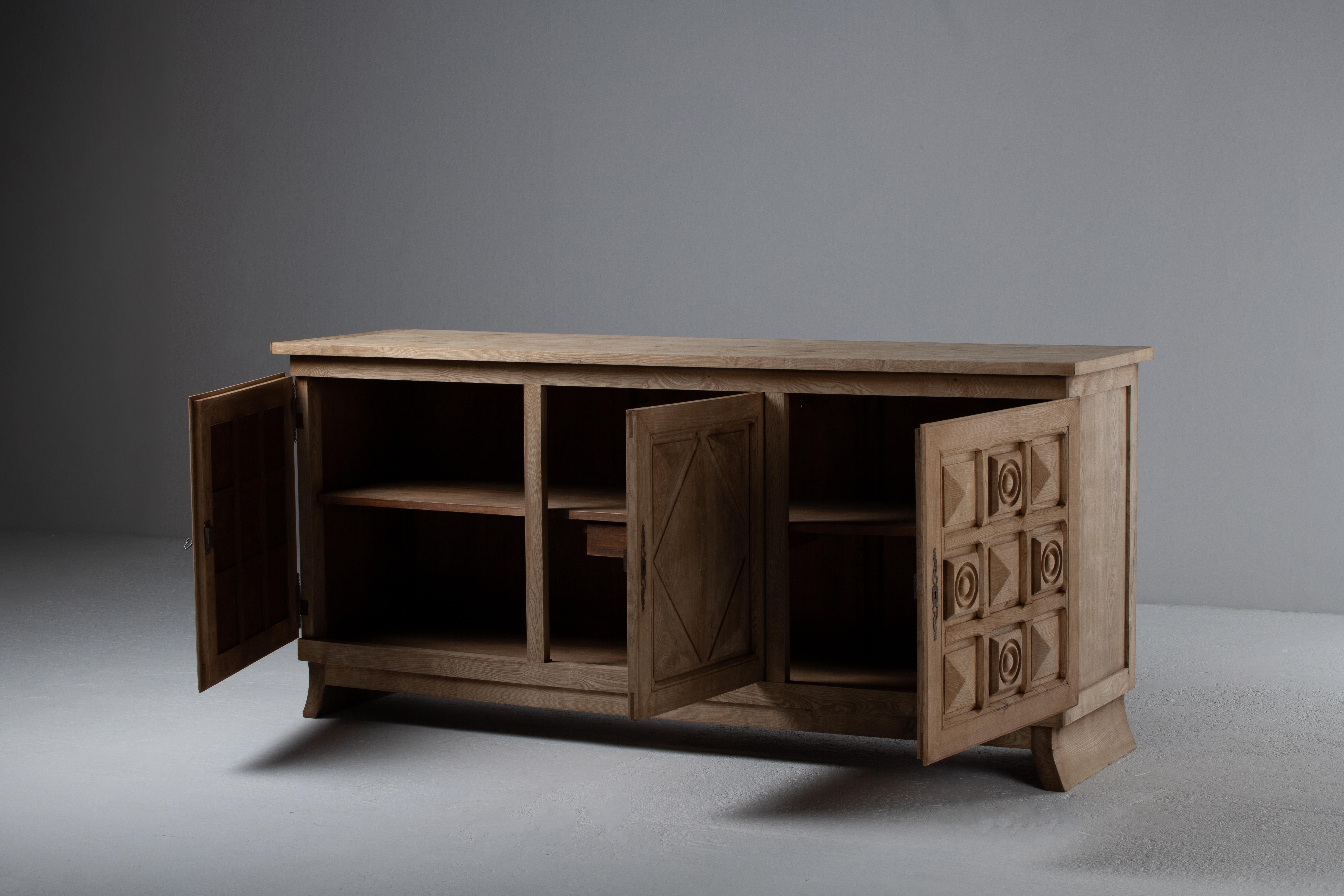 Metà XX secolo Scultorea credenza francese bretone in massello di Oak, anni '50 in vendita