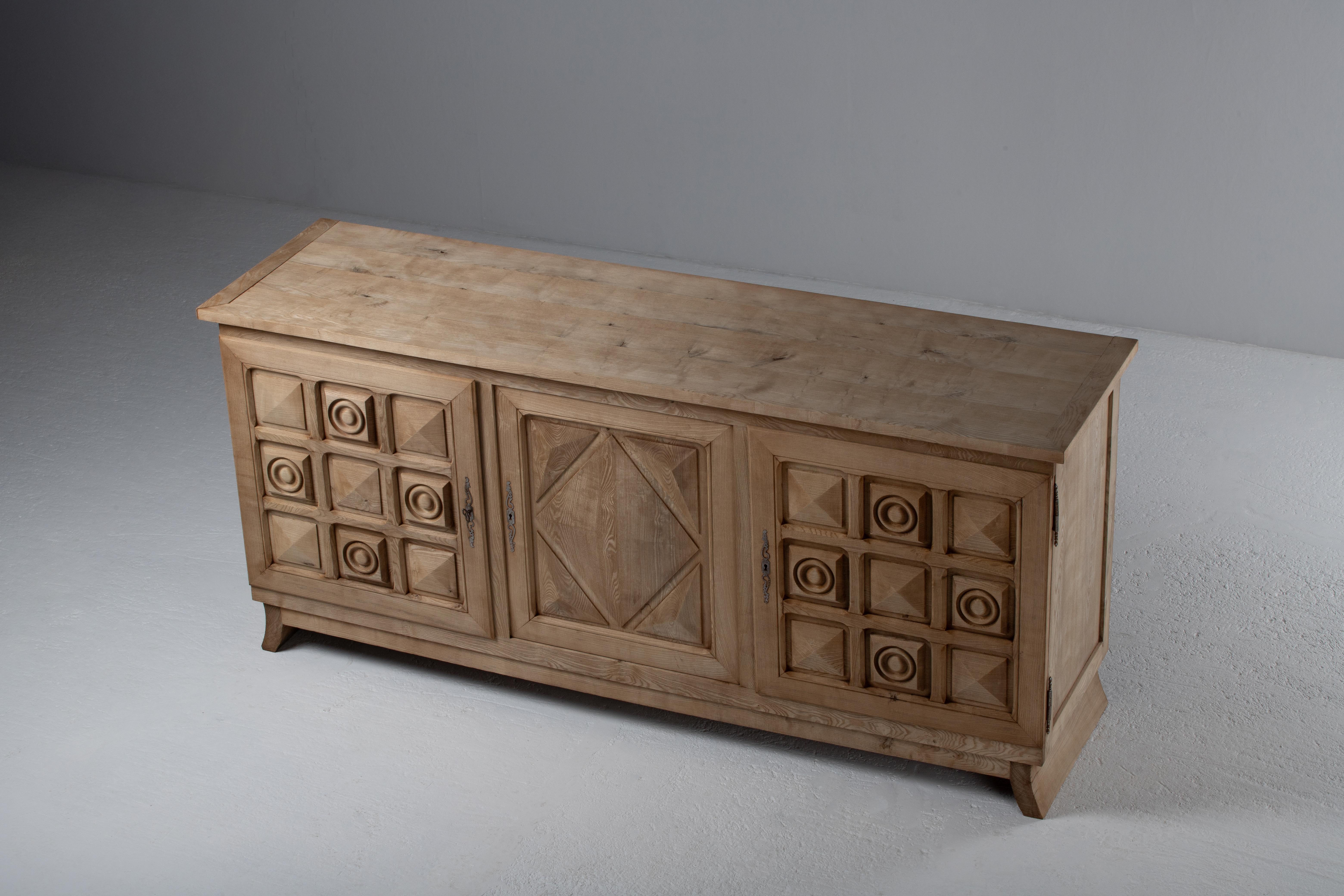 Quercia Scultorea credenza francese bretone in massello di Oak, anni '50 in vendita