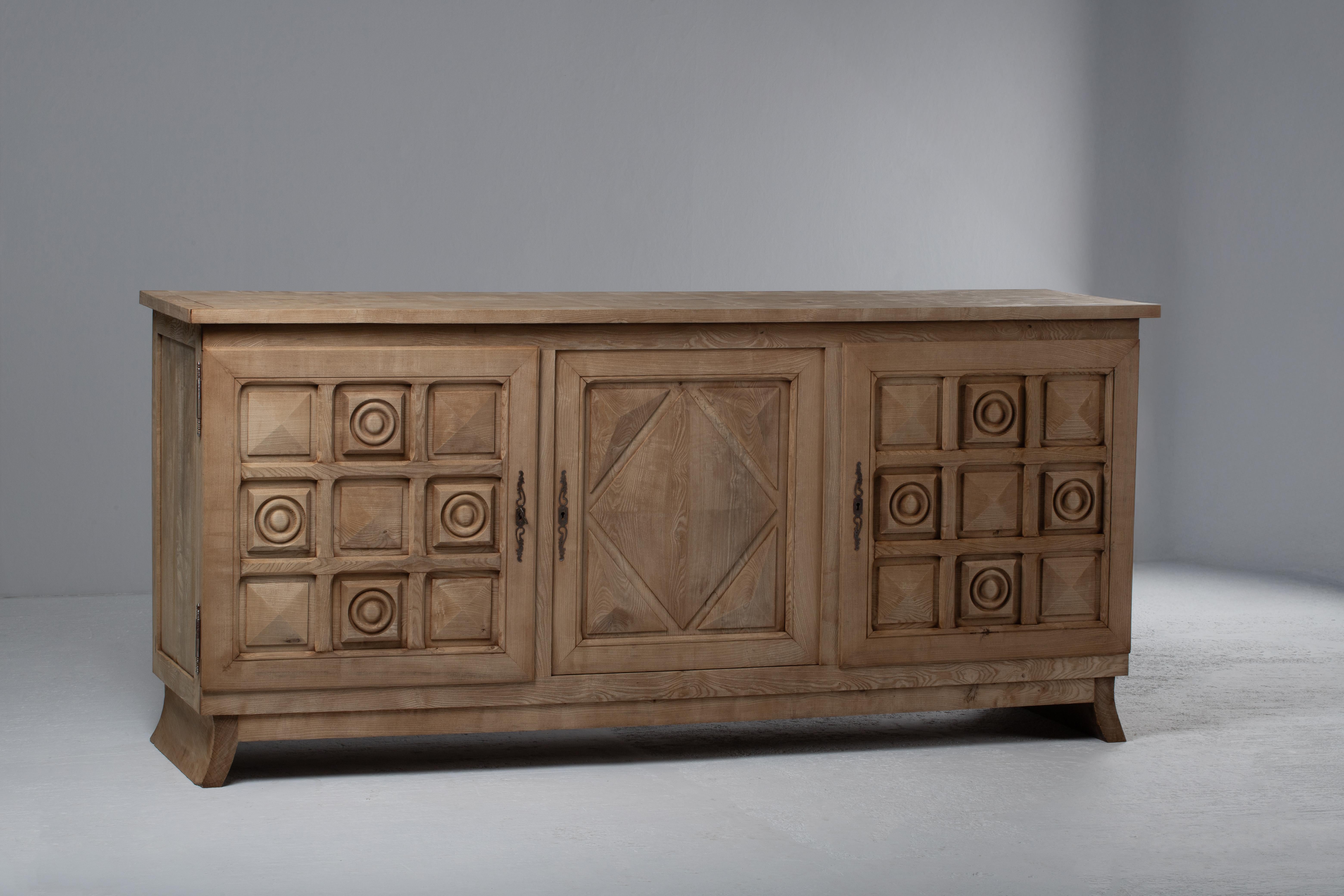Scultorea credenza francese bretone in massello di Oak, anni '50 in vendita 1