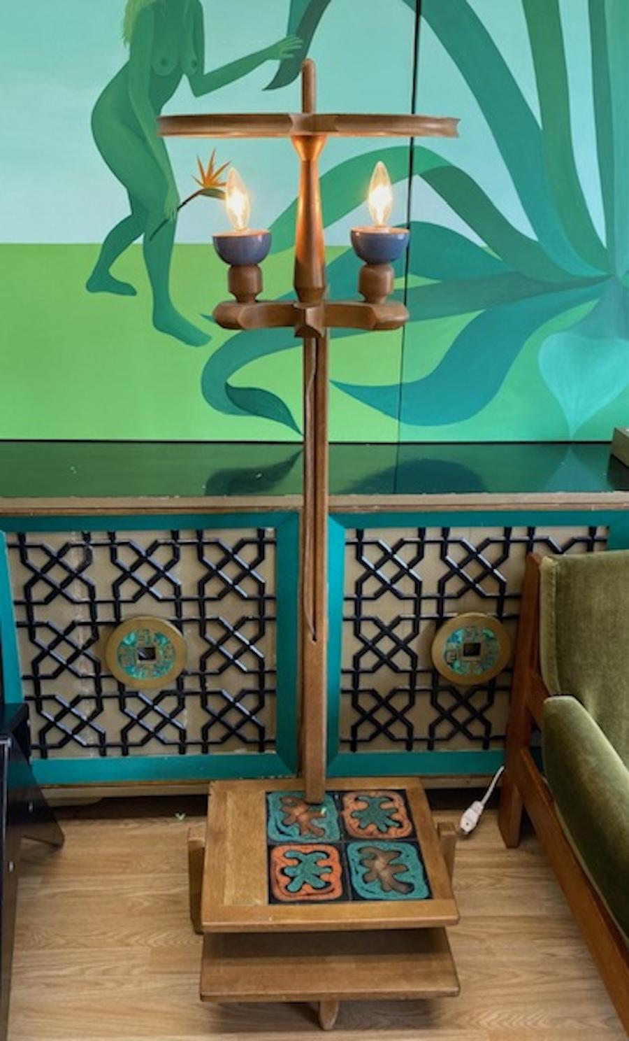 Lampada scultorea di design francese in legno massiccio di Oak e ceramica, disegnata da Guillerme et Chambron per Votre Maison, Francia, circa 1960. Questa lampada da terra moderna di metà secolo è dotata di due vassoi incorporati, con il vassoio