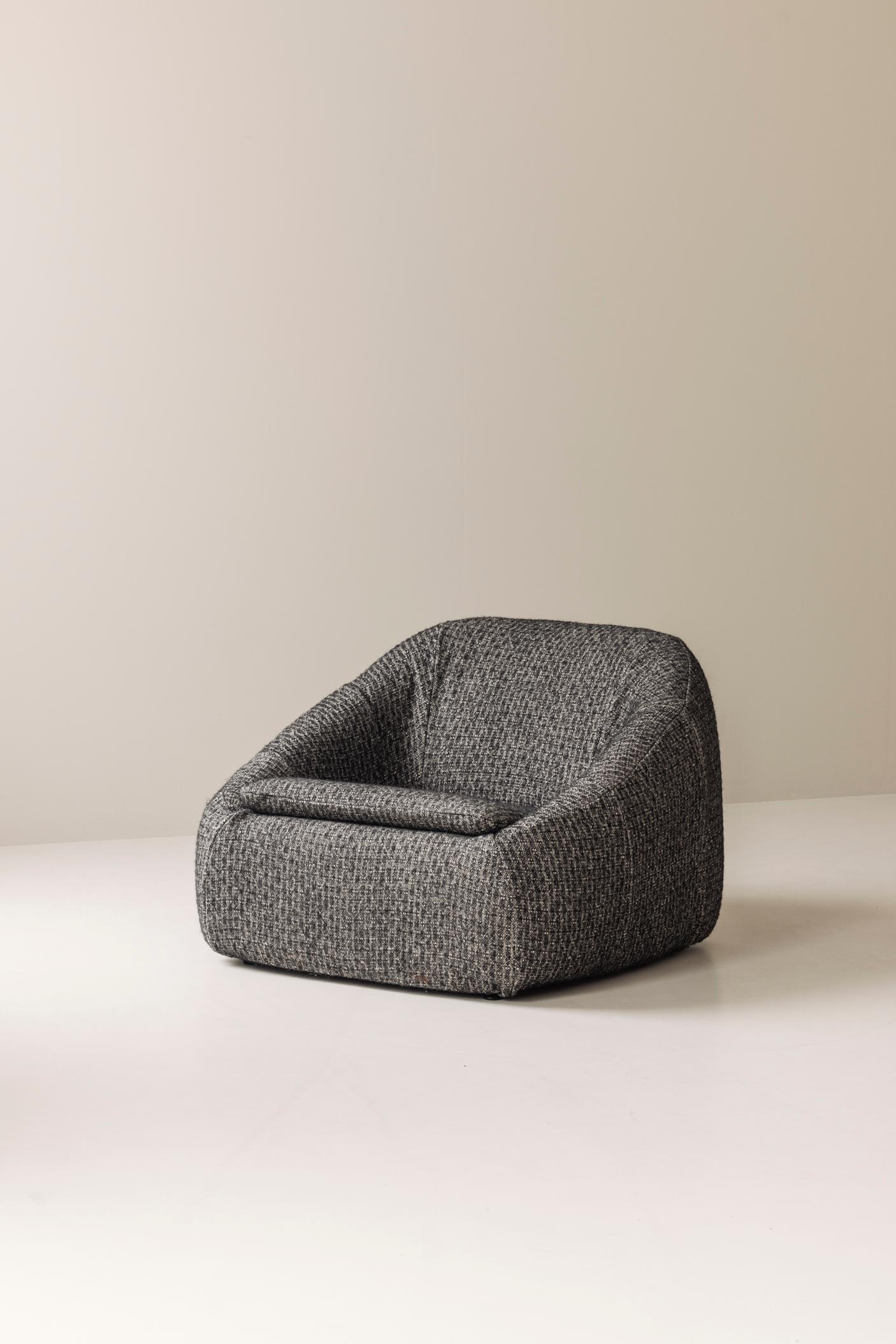 Mid-Century Modern Sculptural French lounge chair, 1960s. For Sale