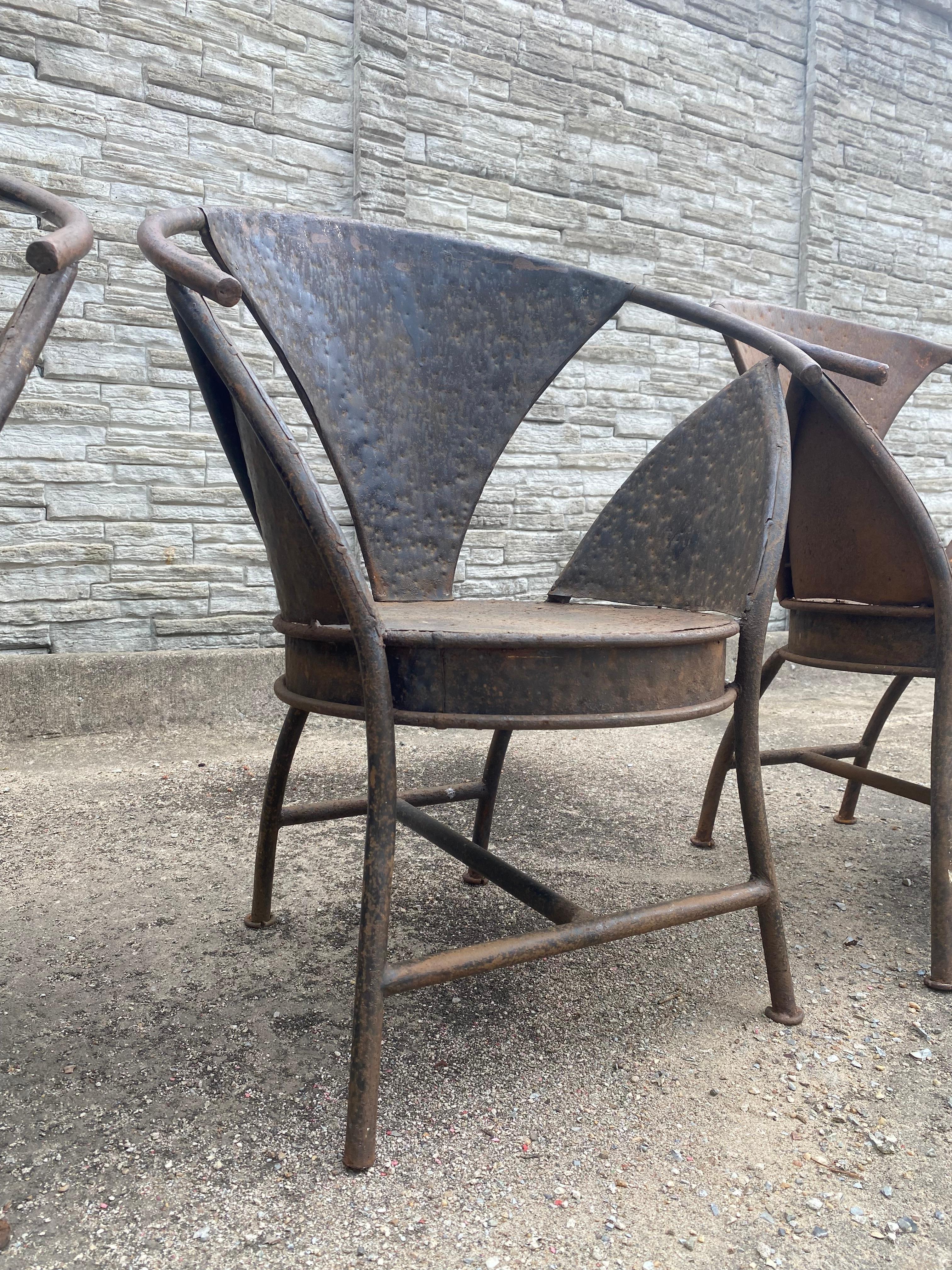 Poltroncine francesi scultoree in metallo, set da 8 in vendita 1