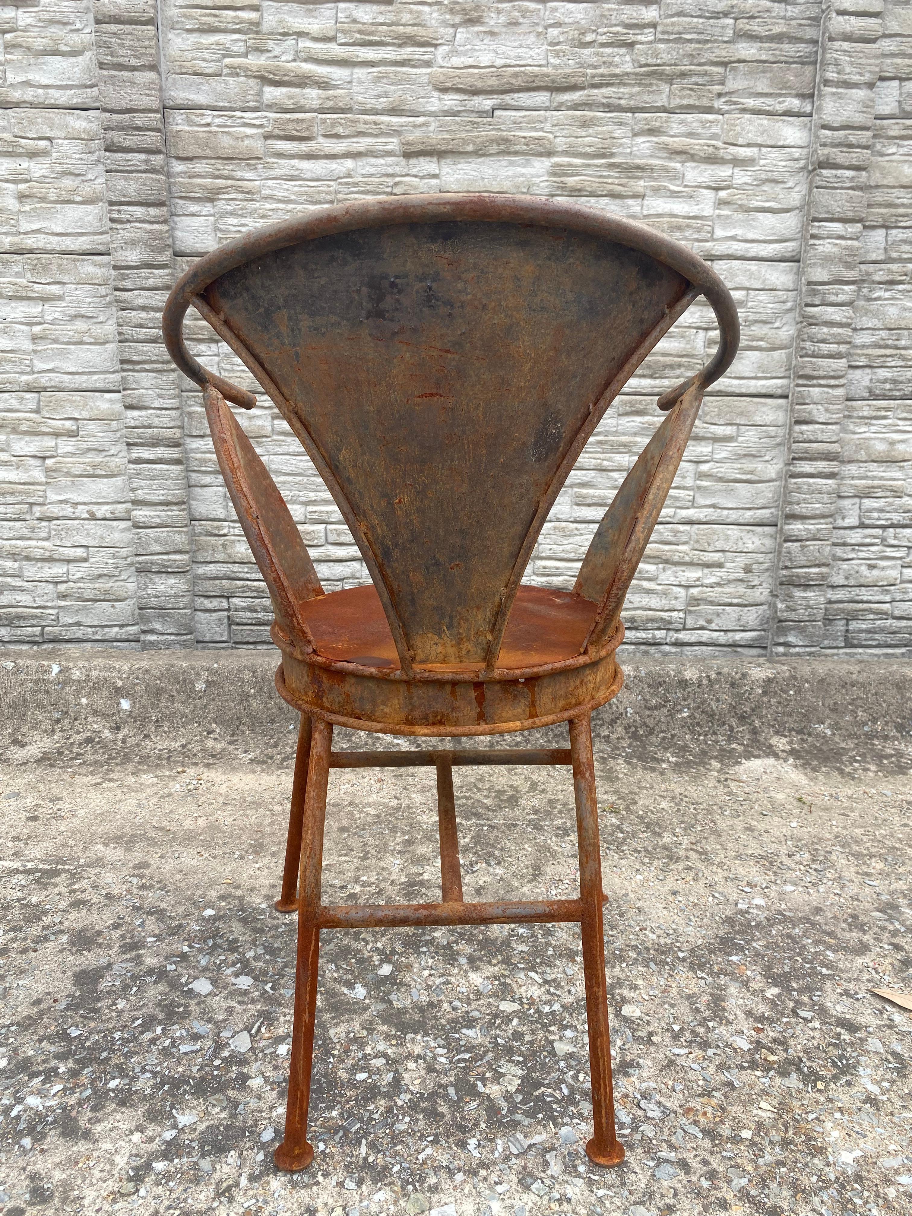 Sculptural French Metal Patio Bistro Chair (Französisch) im Angebot