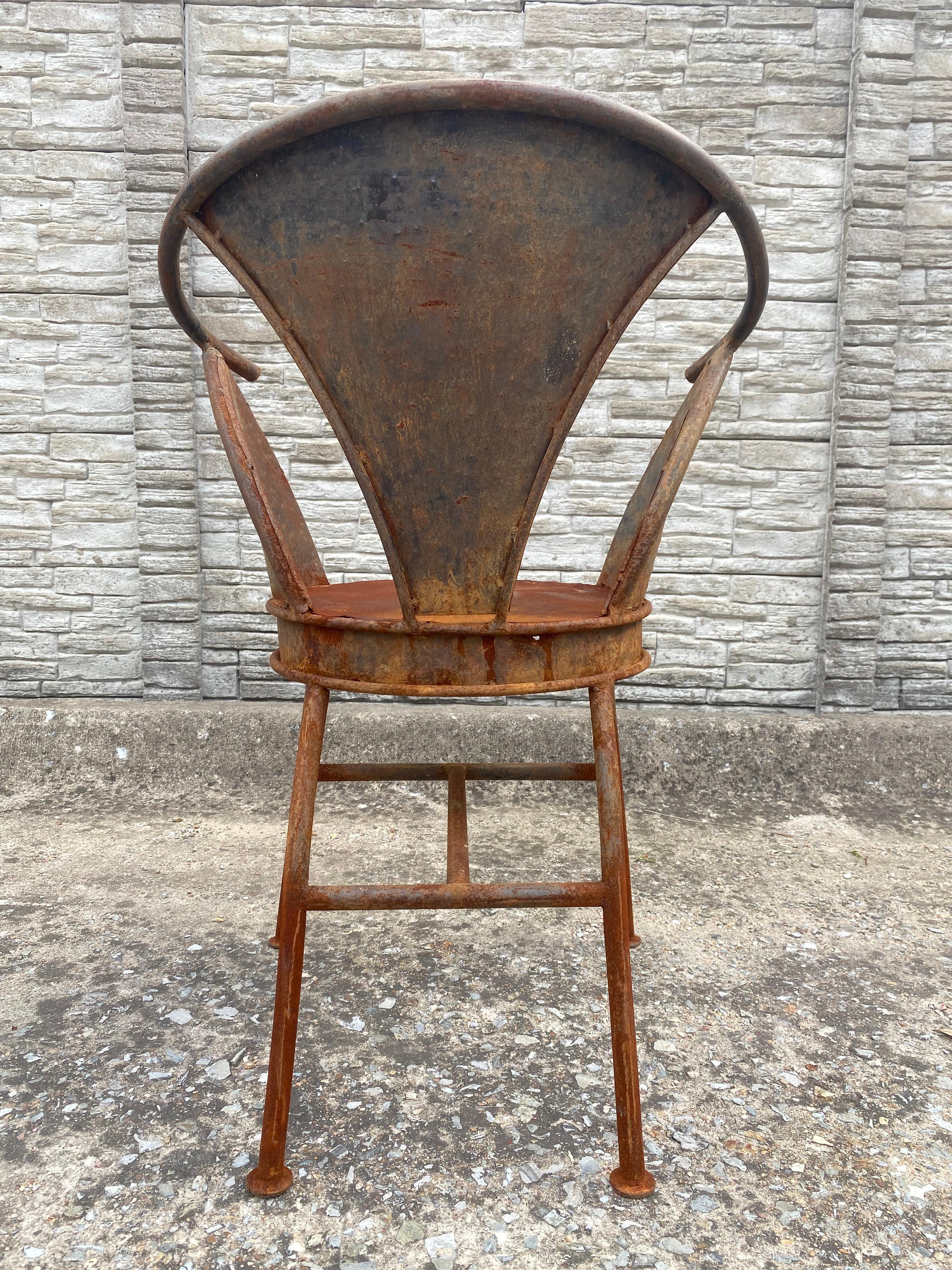 Sculptural French Metal Patio Bistro Chair (Geschweißt) im Angebot