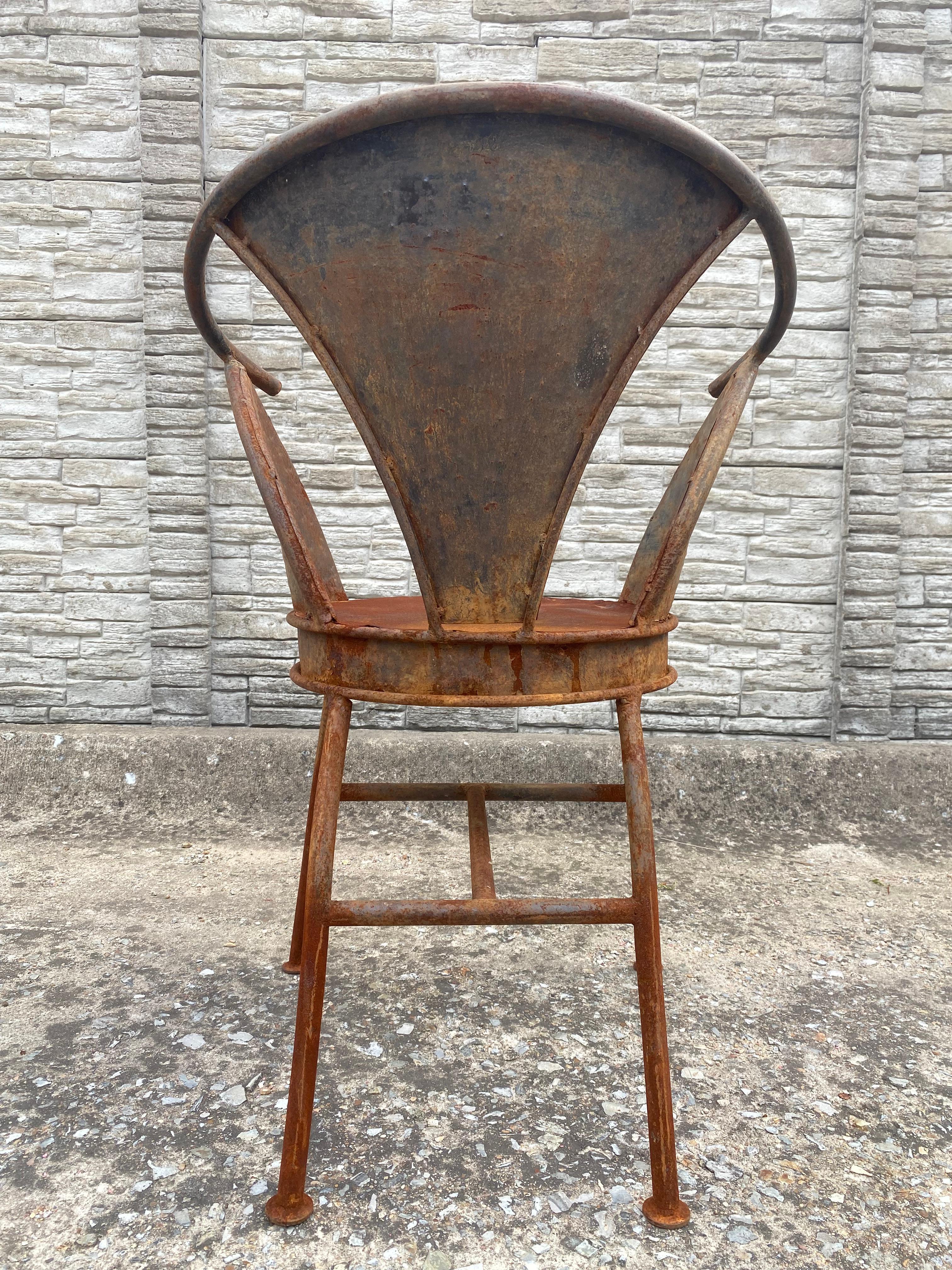 Sculptural French Metal Patio Bistro Chair im Zustand „Gut�“ im Angebot in Round Top, TX