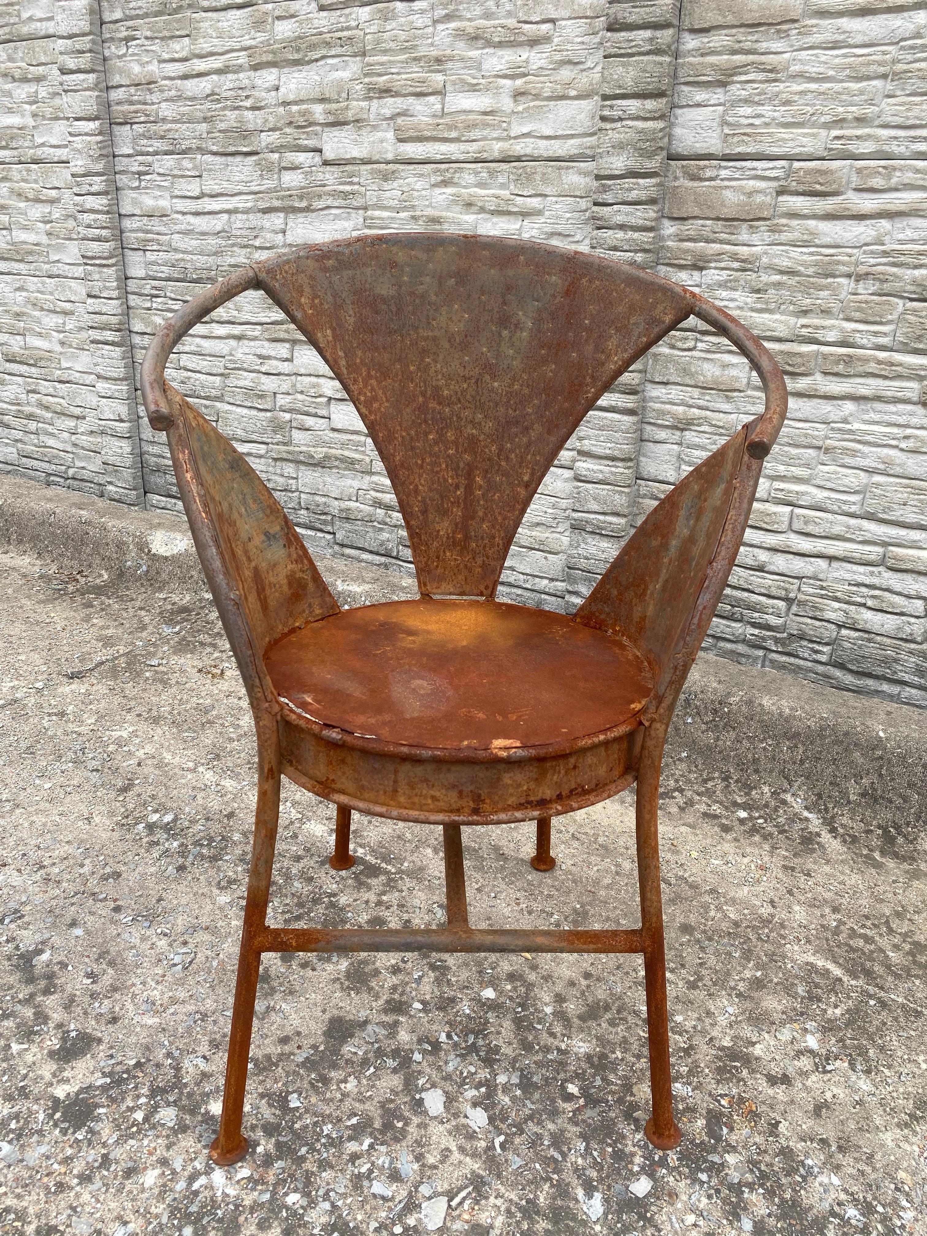 Sculptural French Metal Patio Bistro Chair (20. Jahrhundert) im Angebot