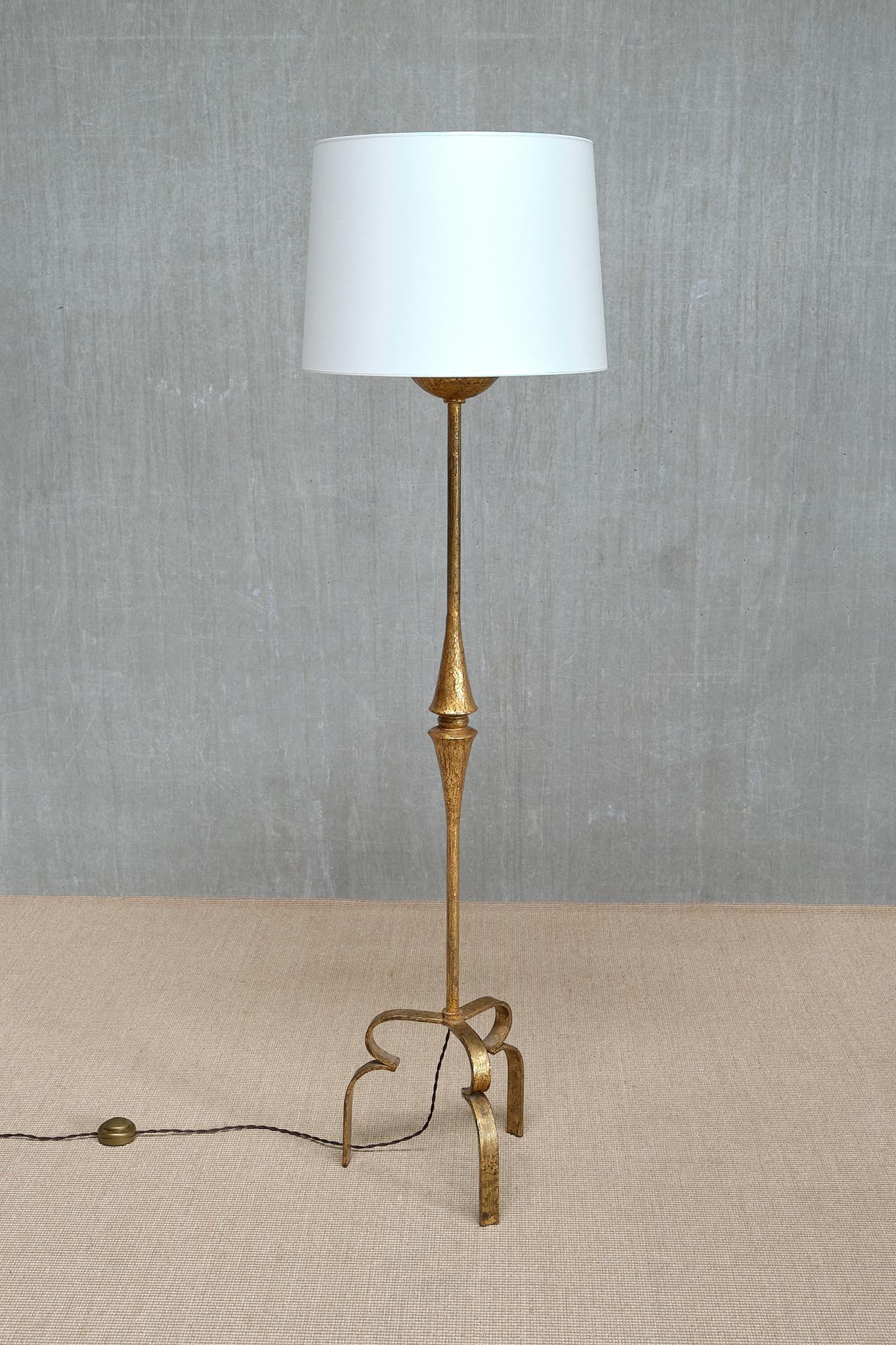 Skulpturale moderne französische Stehlampe aus vergoldetem Schmiedeeisen mit drei Beinen, 1940er Jahre im Angebot 2